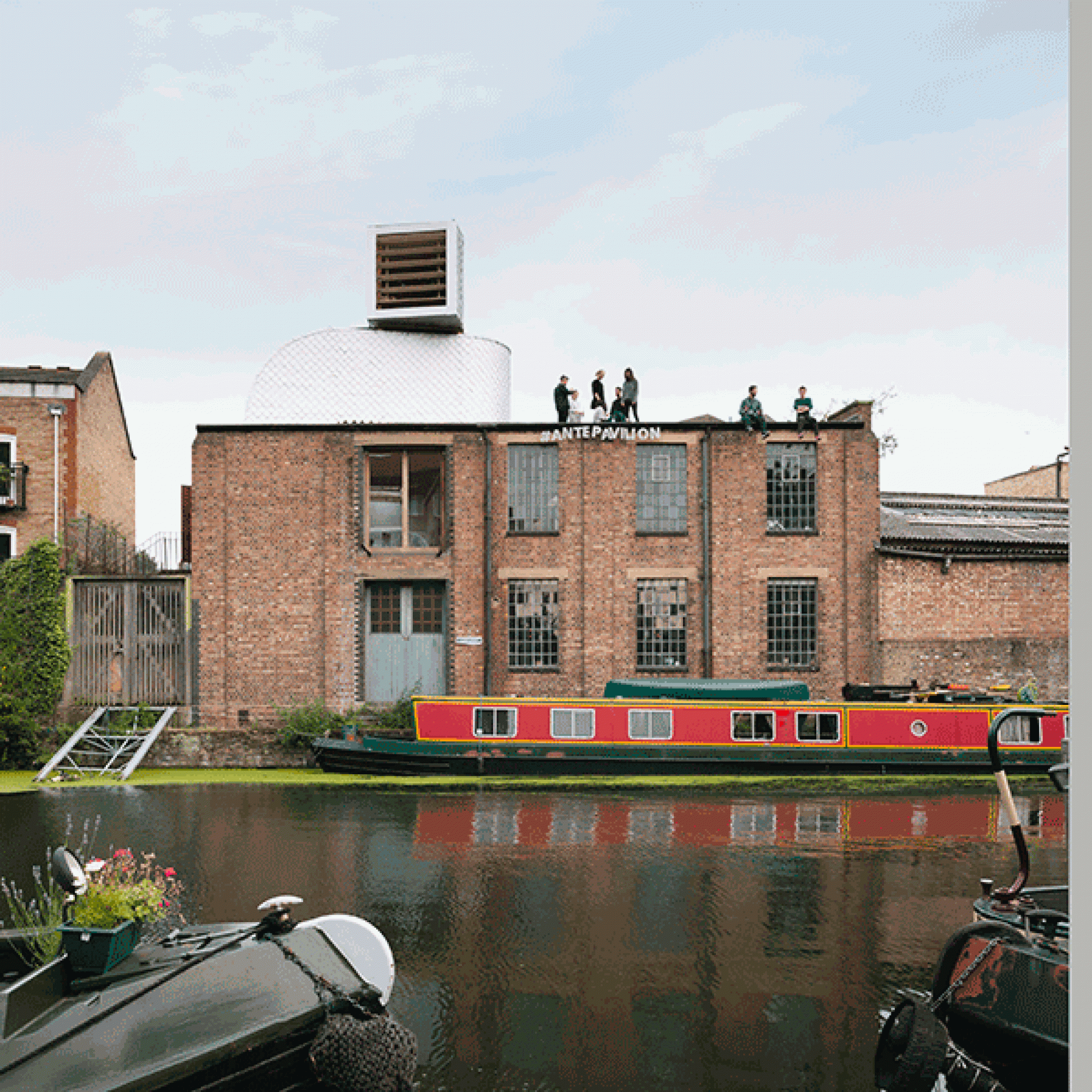 Günstiger Wohnen in der Lüftungsanlage: das Häuschen der Architekten von PUP. (Jim Stephenson / Antepavilion 2017)