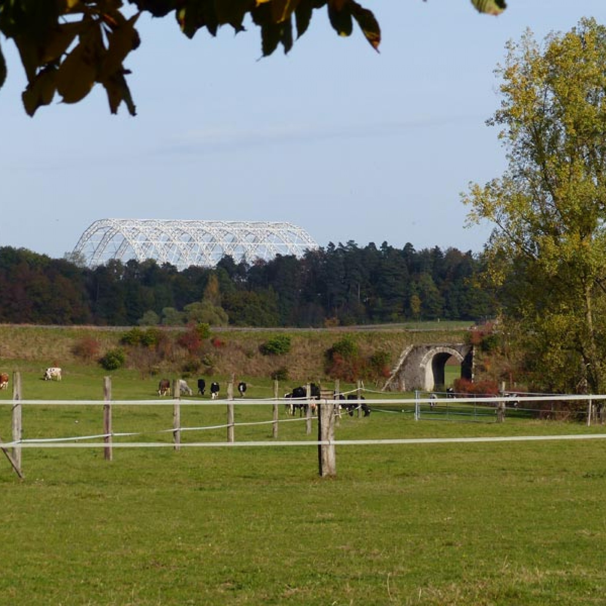 40 Meter ragte die Halle der Sondermülldeponie am Ortsrand von Bonfol in den Himmel und war weithin sichtbar. (Foto: Claudia Bertoldi)