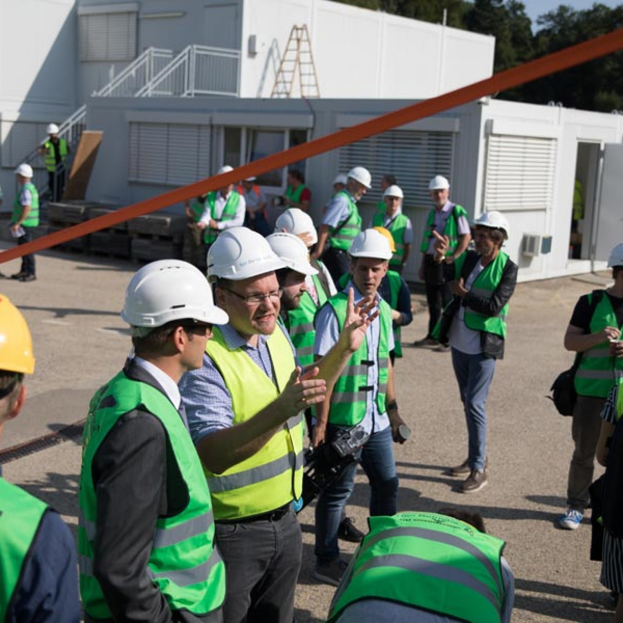 Regierungsrat David Eray lässt sich die Abbruchtechnik erklären. (Foto: BCI-Betriebs-AG)