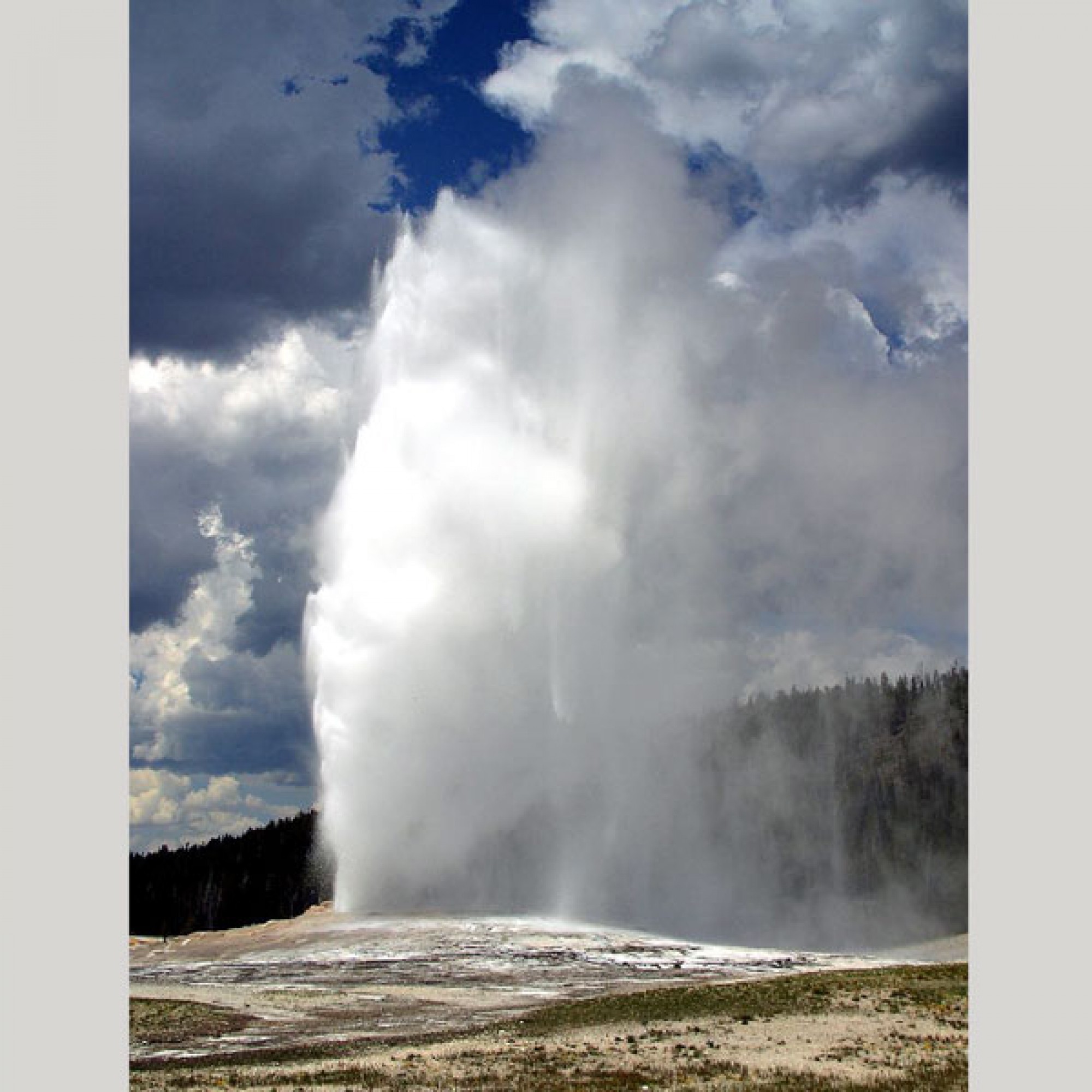 Der Old Faithful-Geysir (der alte Getreue) gehört zu den bekanntesten Geysiren im Yellowstone-Nationalpark. (Jon Sullivan, commons.wikimedia.org, gemeinfrei)
