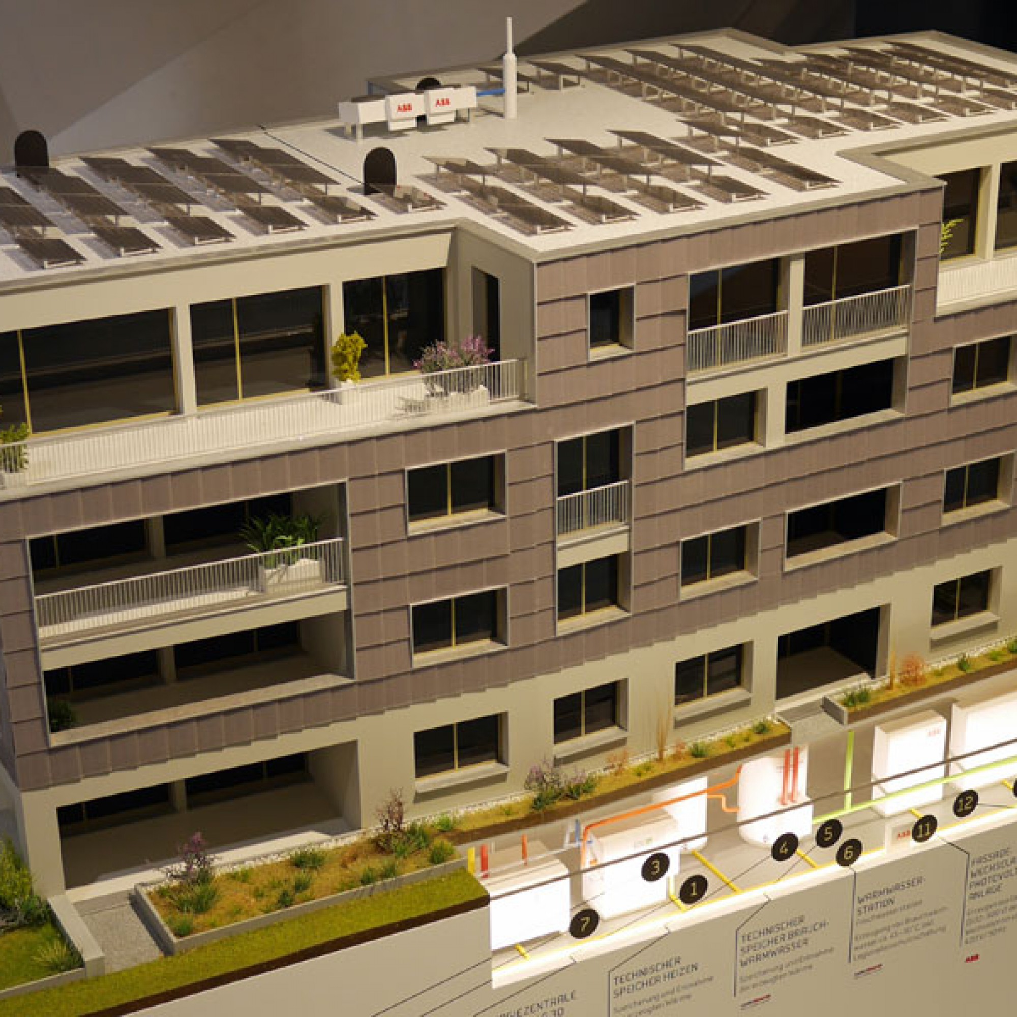 Neue Ausstellung in der Umwelt-Arena: 1:10-Modell des "Mehrfamilienhauses der Zukunft" (zvg) 