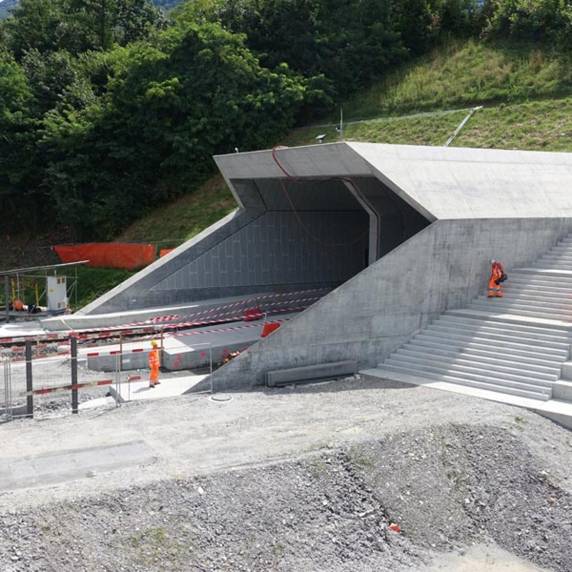 Doppelspurige Einfahrt der Oströhre des Ceneri-Basistunnels. (Alle Bilder: Claudia Bertoldi)
