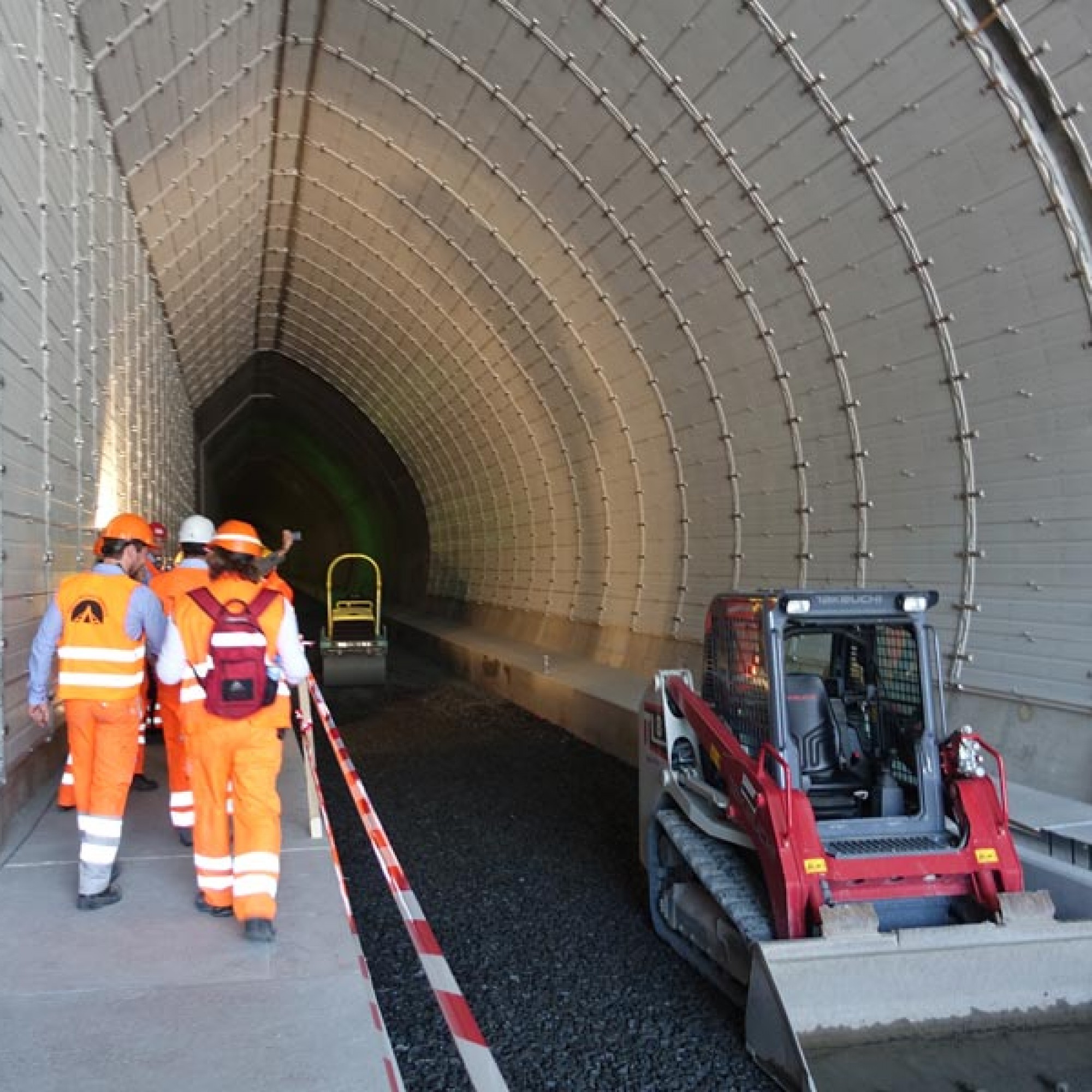 In der Oströhre des Nordportal  hat der Testeinbau der festen Fahrbahn Ende Juli begonnen. 