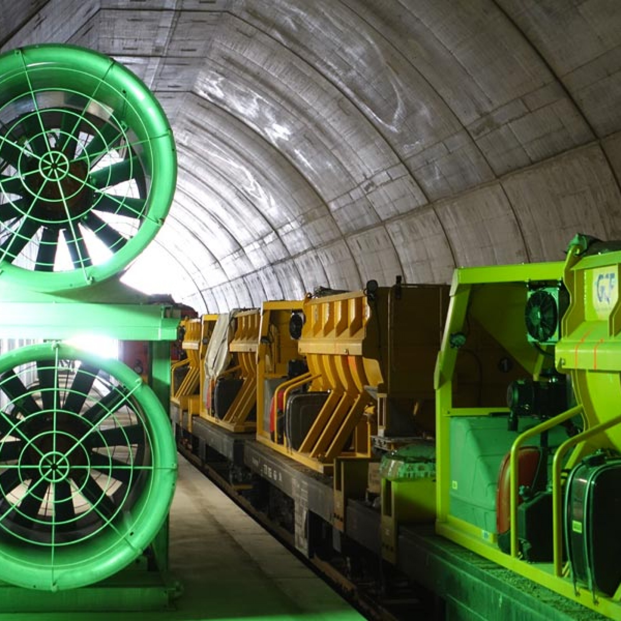 Auf dem Betonzug wird das Material direkt zur Einbaustelle in den Tunnel transportiert. Der Beton wird vor dem Nordportal in einer eigens erstellten Anlage gemischt. 