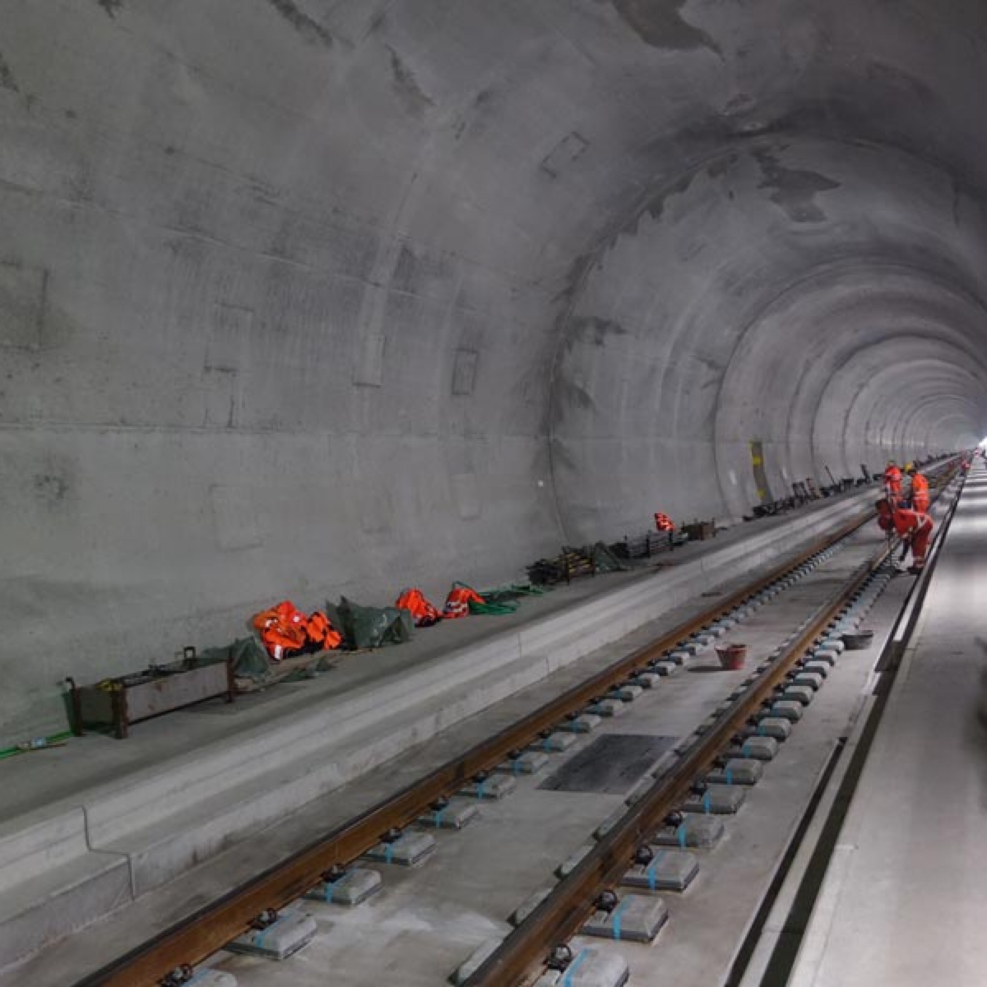 Die 200 Meter lange betonierte Probefahrbahn wird gesäubert und kontrolliert. 