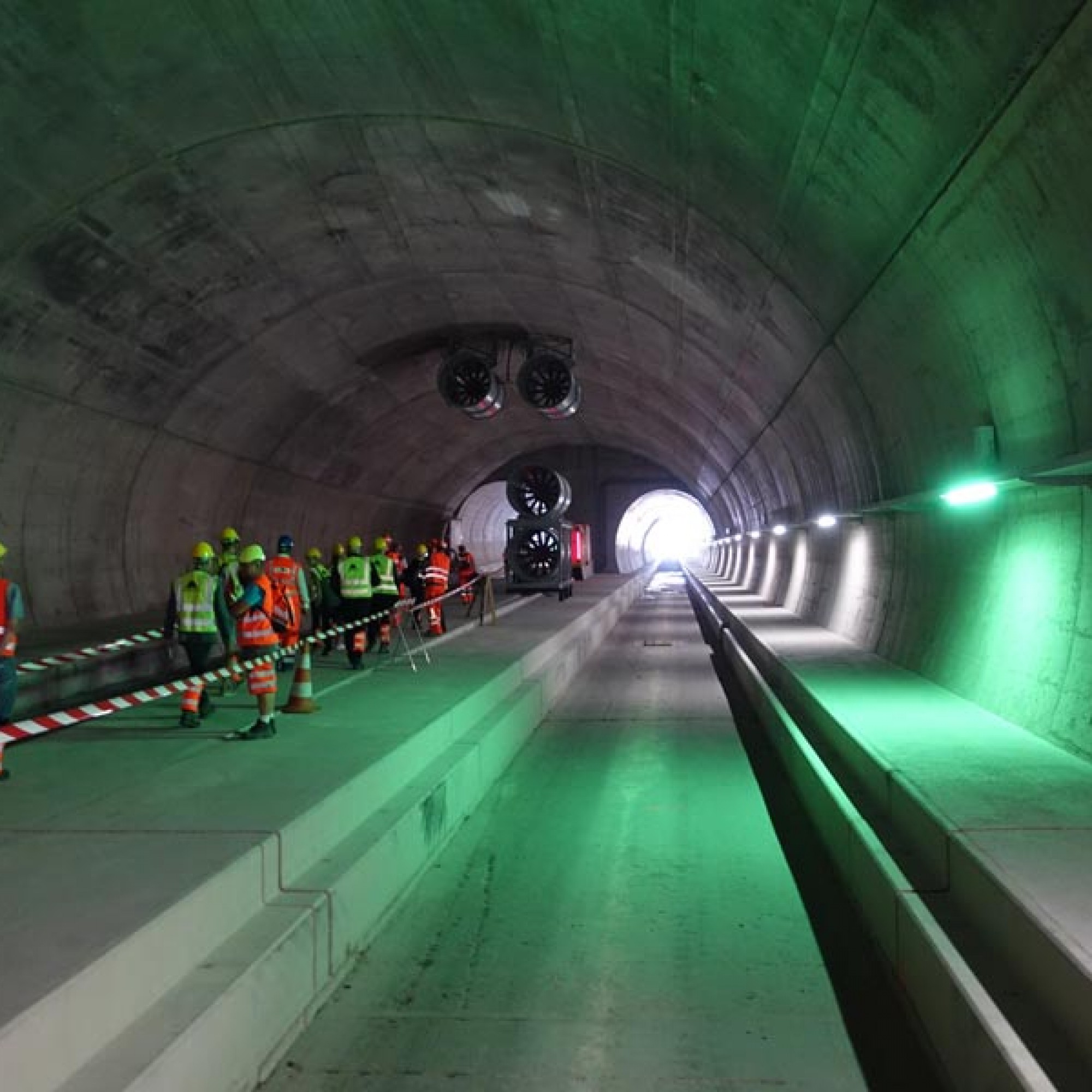 Die östliche Tunnelröhre ist im Portalbereich doppelspurig ausgeführt, das dritte Gleis dient der direkten Anbindung der Strecke Lugano und Locarno. 
