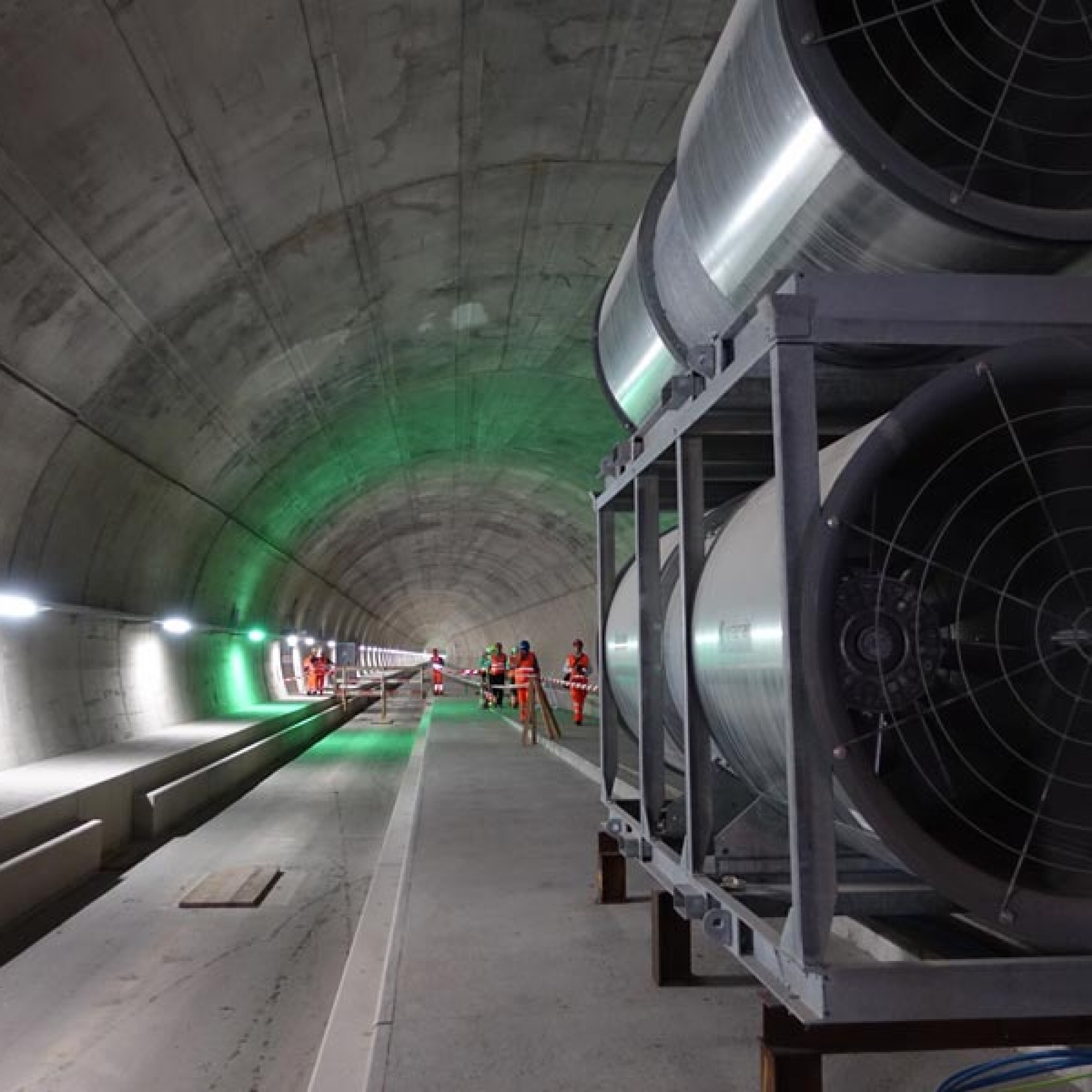 Die Weströhre noch im Rohbau. Die Bauprovisorien für den Einbau  der Bahntechnik,  wie die Belüftungsanlagen, sind  bereits montiert. Der Technikeinbau wir auch hier in Kürze starten. 