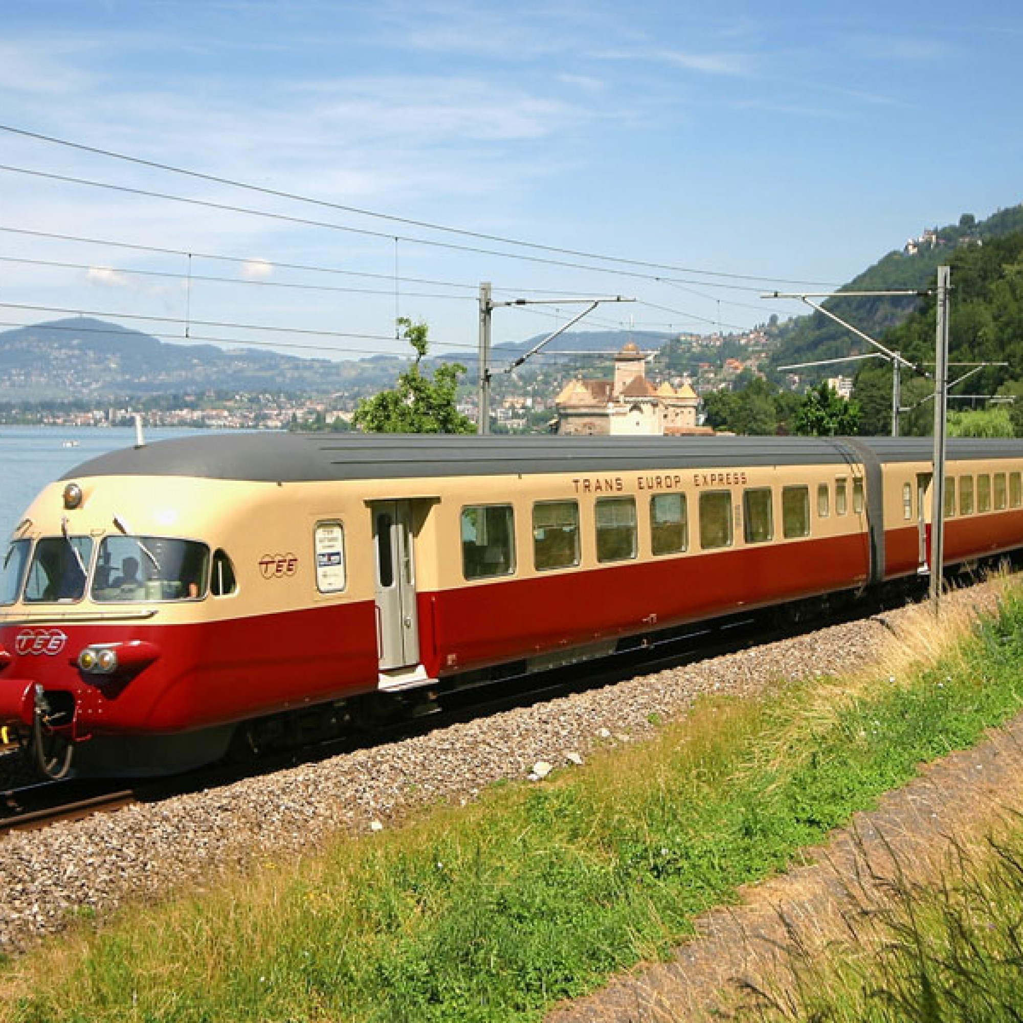 Eine gelb-rote Eisenbahn-Legende aus dem Hause SIG: Der Trans Europa Express TEE, hier vor dem Schloss Chillon am Genfersee.