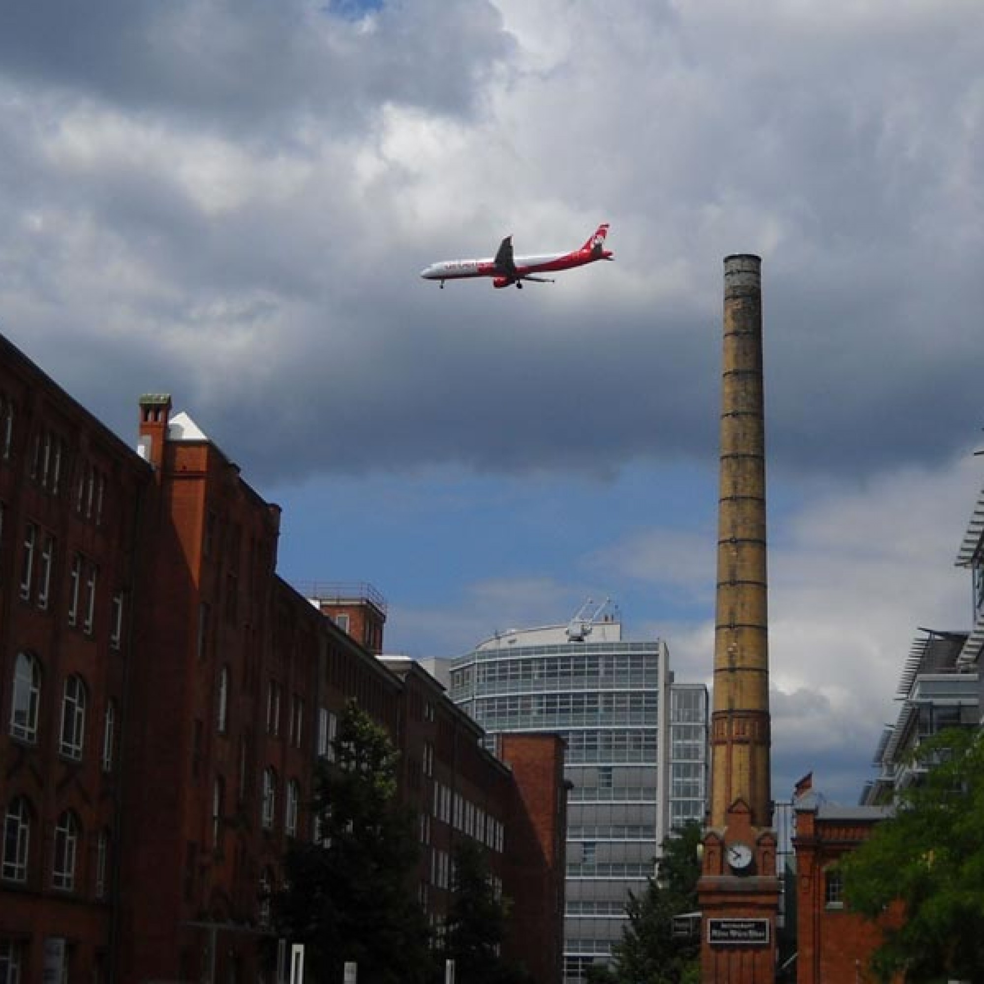 Der Flughafen Tegel liegt in unmittelbarer Nähe der Berliner Innenstadt. Grosse Teile des Stadtgebiets werden regelmässig überflogen. Mit Eröffnung des neuen Flughafens in Schönefeld will der Senat Tegel schliessen. (Bild: Gerhard Frassa-Pixelio.de)