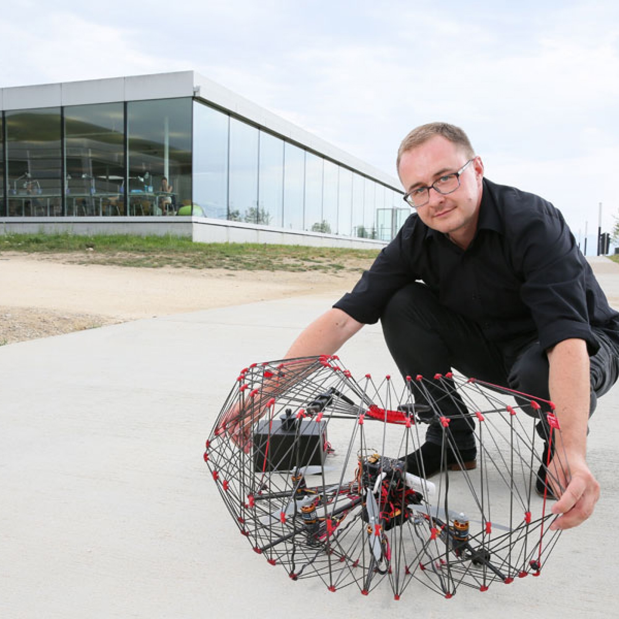 ... und entfalten, um vor Kollisionen während dem Flug zu schützen. (Bild: EPFL)