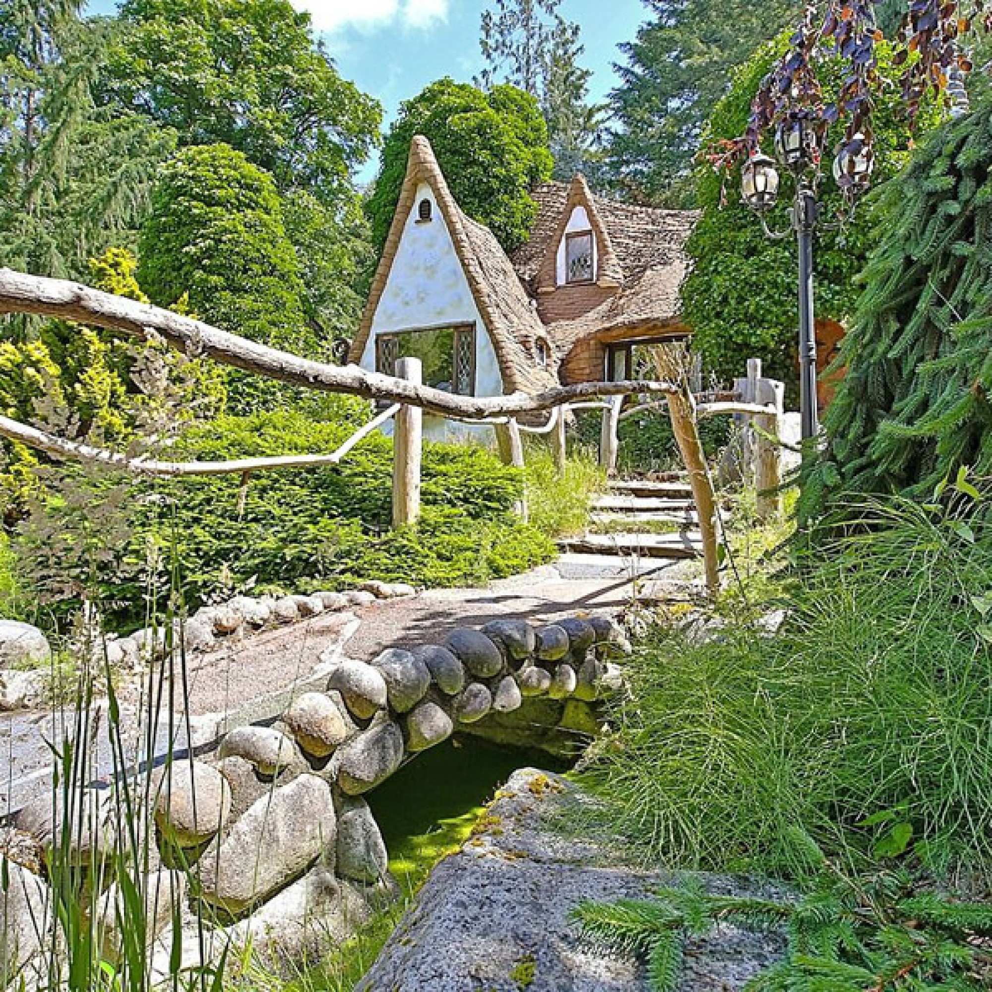 Über eine kleine Bogenbrücke gelangt man zum Haus. (Bilder zvg)