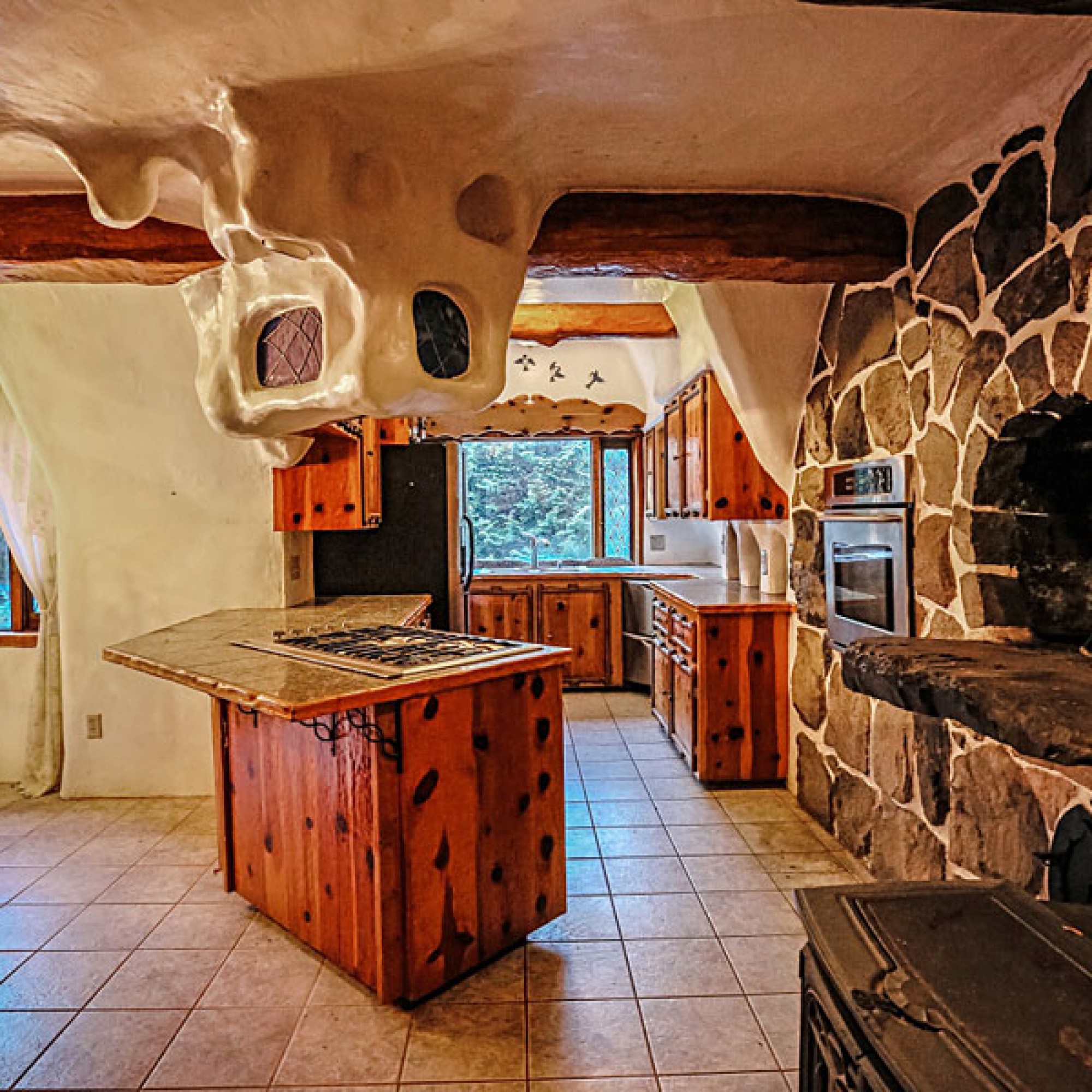 In der Küche befindet sich auf bequemer Höhe ein Holzofen.