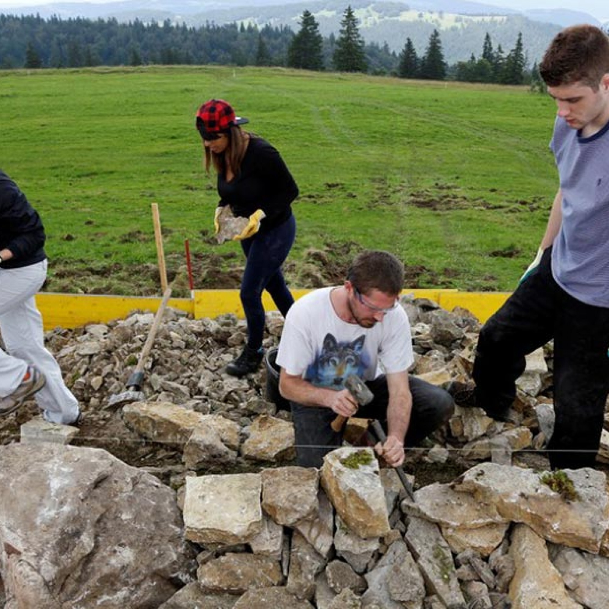 Gemeinsames Arbeiten schweisst zusammen. Die Jugendlichen im Jura.  (Bild: zvg) 