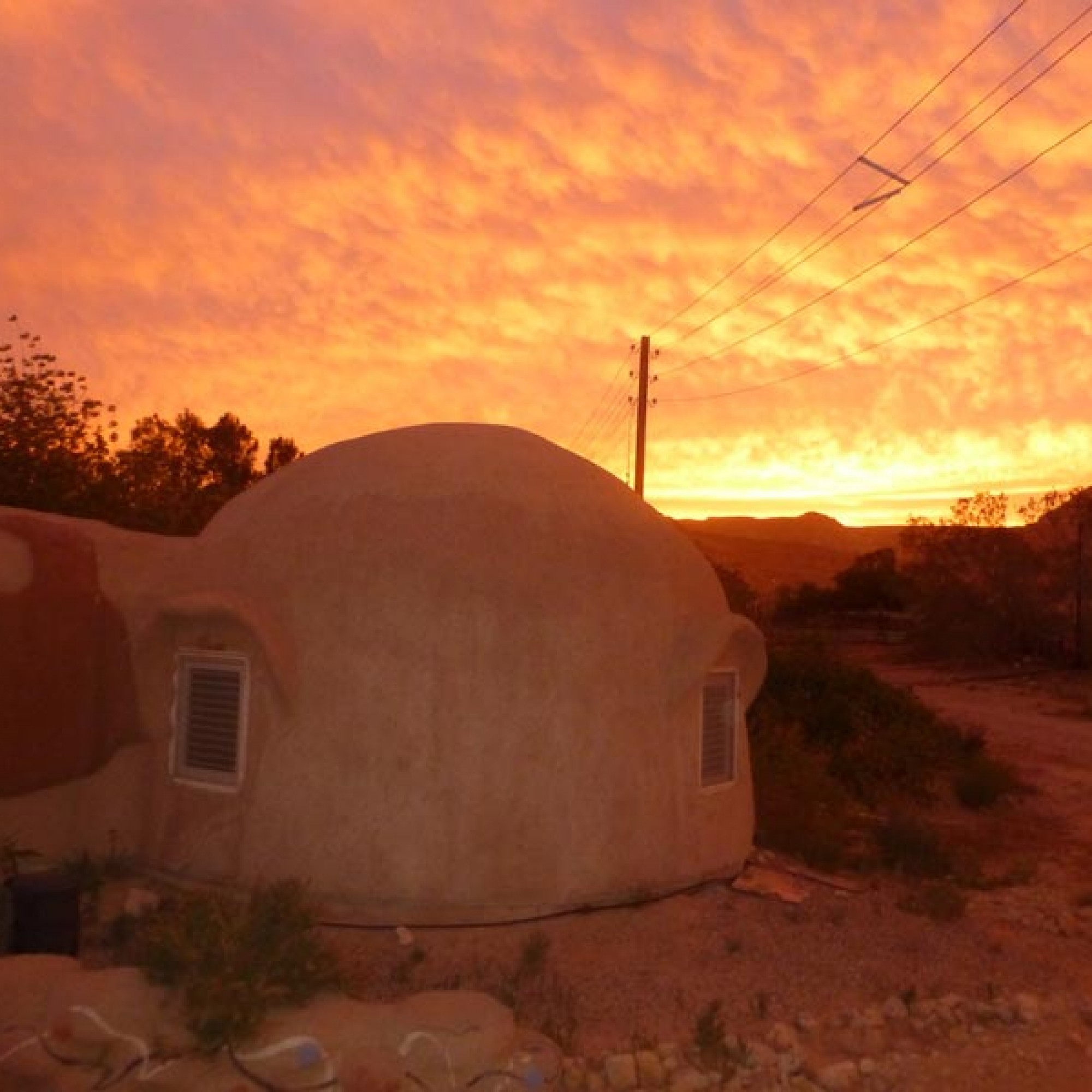 Hausbau mit Sand und Lehm und mithilfe der traditionellen Techniken in der Wüste Israels. (Bild: zvg) 