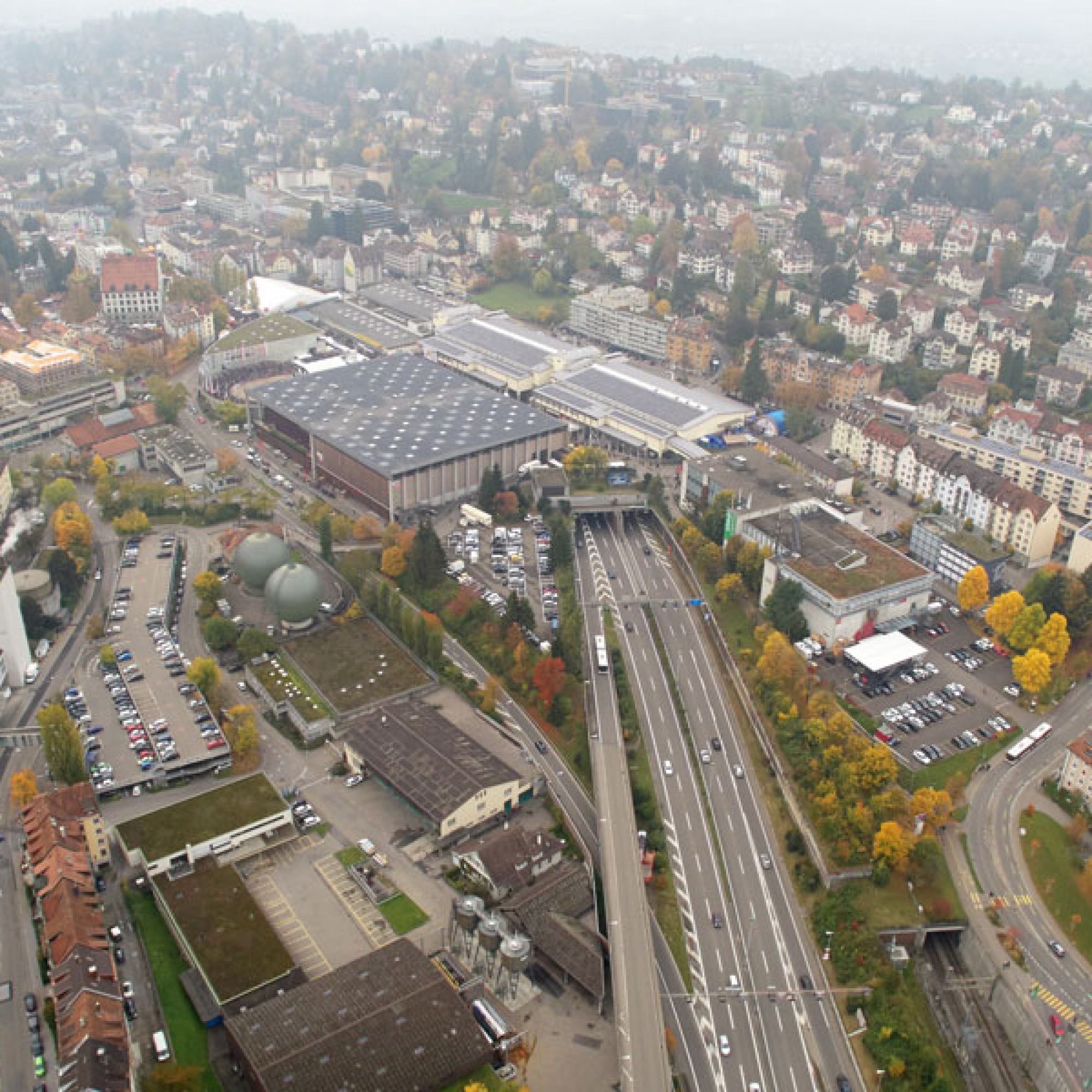 Östlich des Rosenbergtunnels soll die Autobahn überdacht werden. (loftmynd.ch)