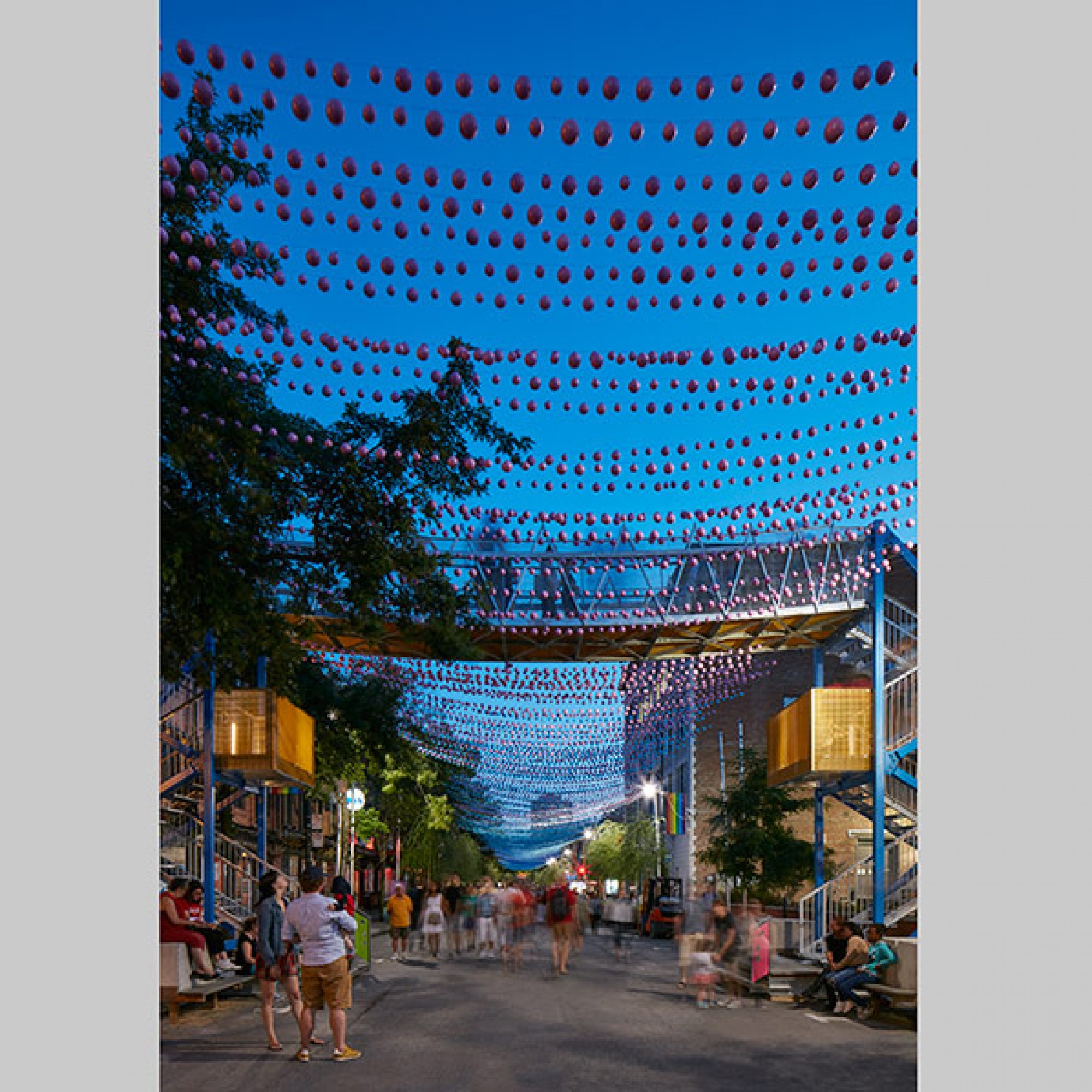 Auch Abends kommen die Farben der Kusntstoffkugeln zur Geltung.  ( James Brittain Photography)