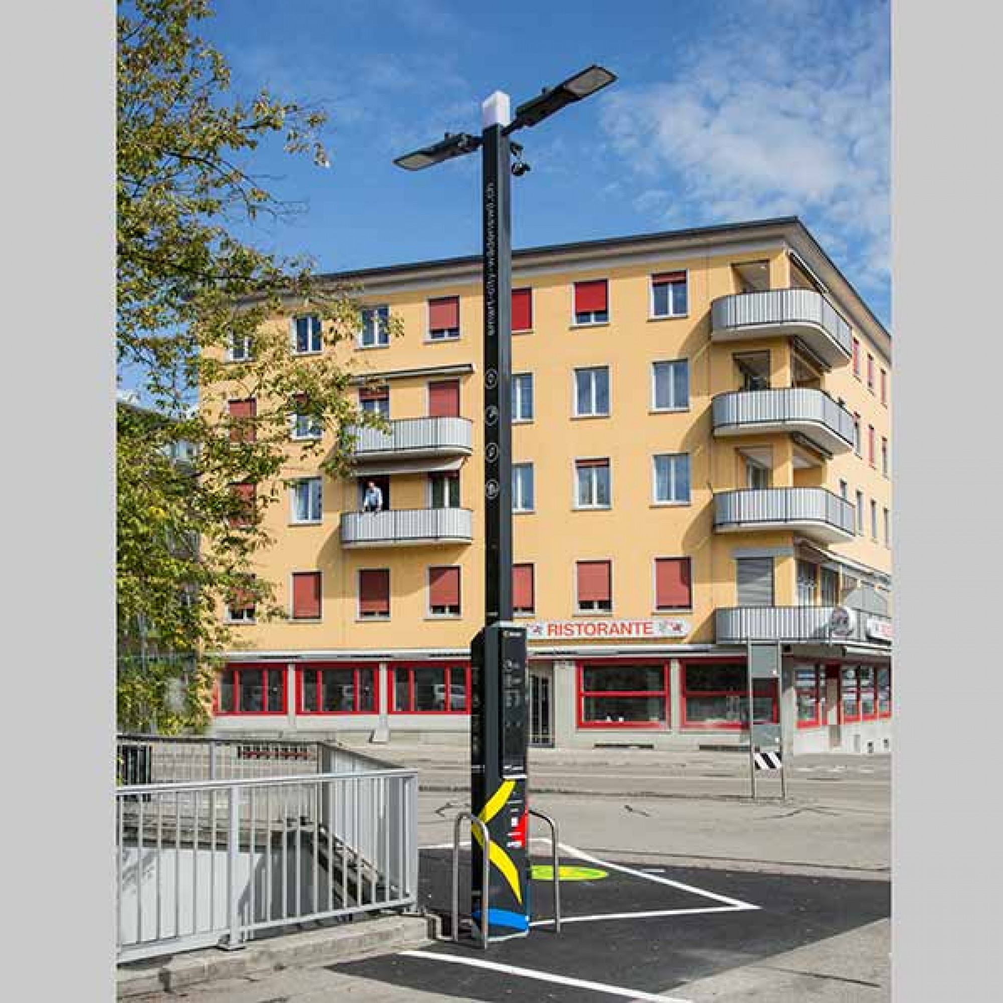 Der Wädenswiler Smart City Tower ist auch ein Elektrotankstelle, öffentliches WLAN und Messstation. (zvg)