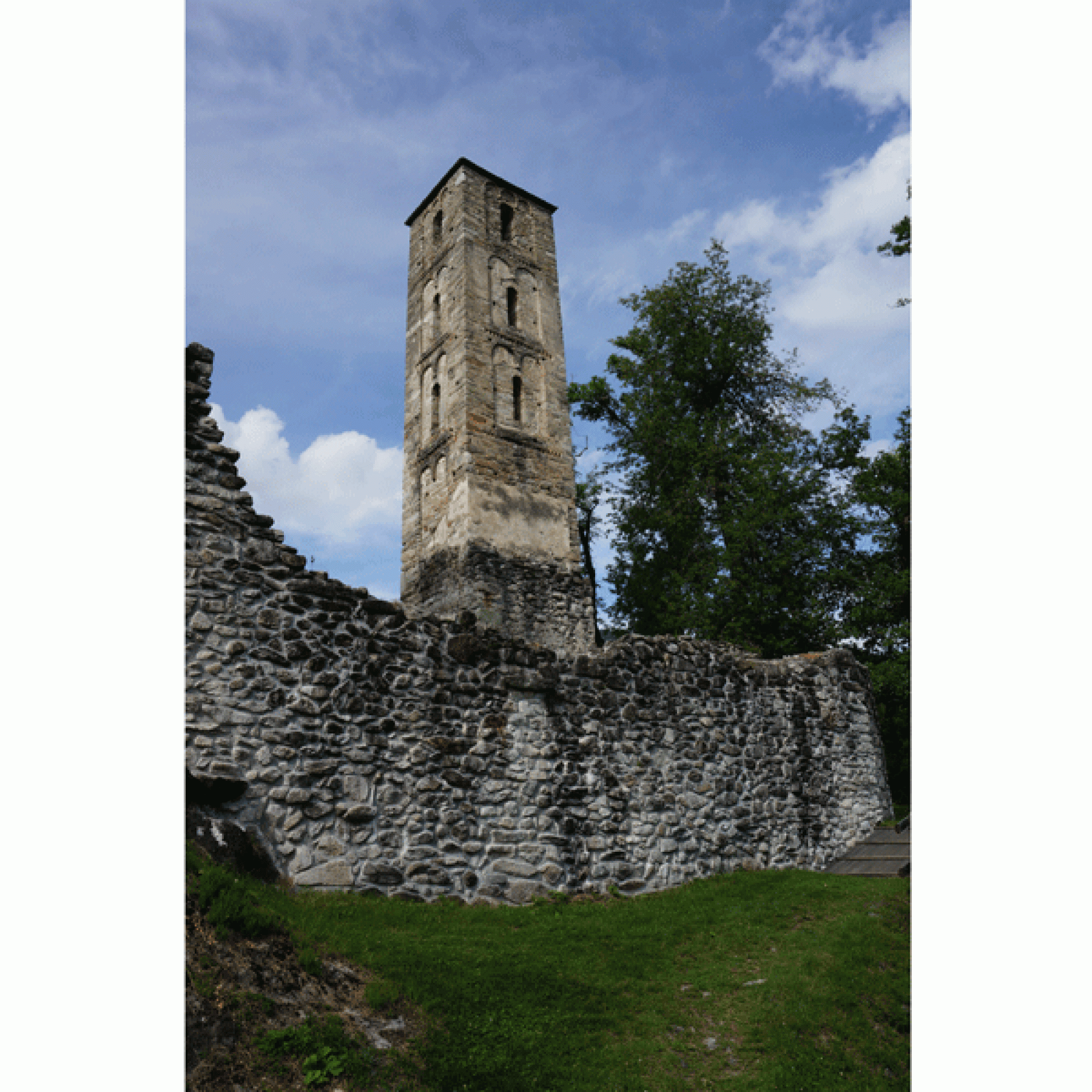Der schlanke romanische Glockenturm: Jörgenberg ist eine Kirchenburg.