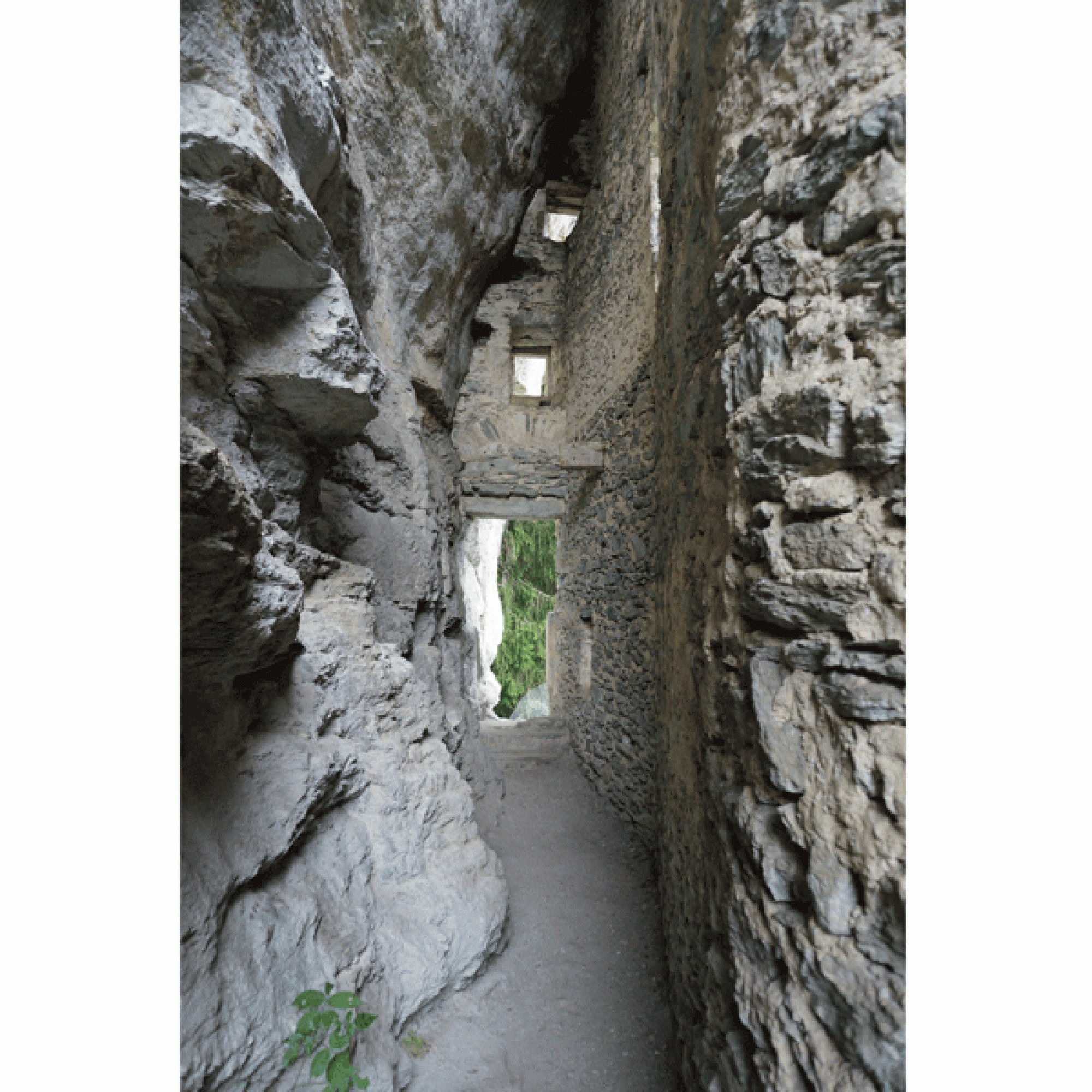 Kropfenstein in Waltensburg/Vuorz ist die kühnste Bündner Höhlenburg.