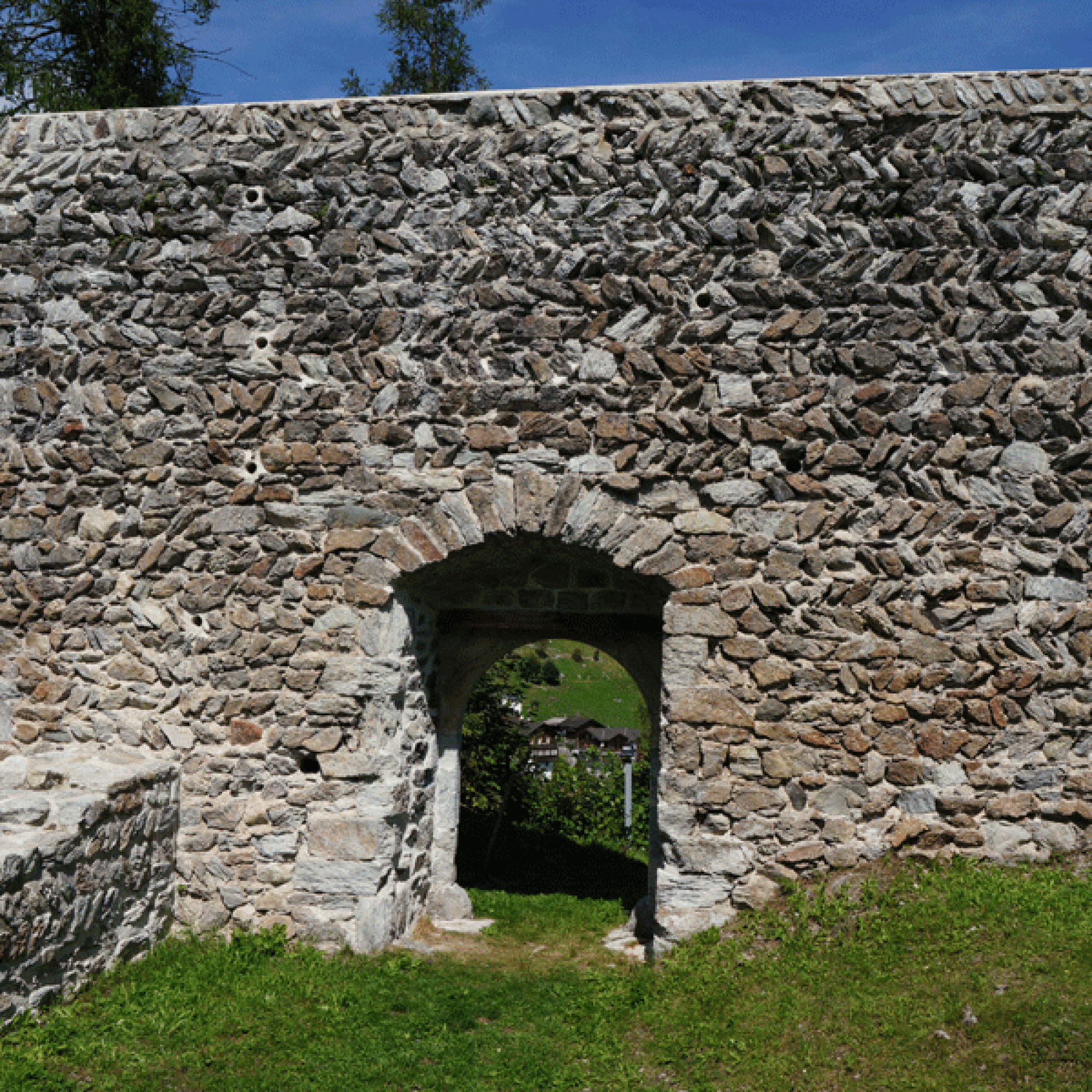 Die Ruine Frauenberg steht in Ruschein auf dem Gemeindegebiet von Ilanz GR.