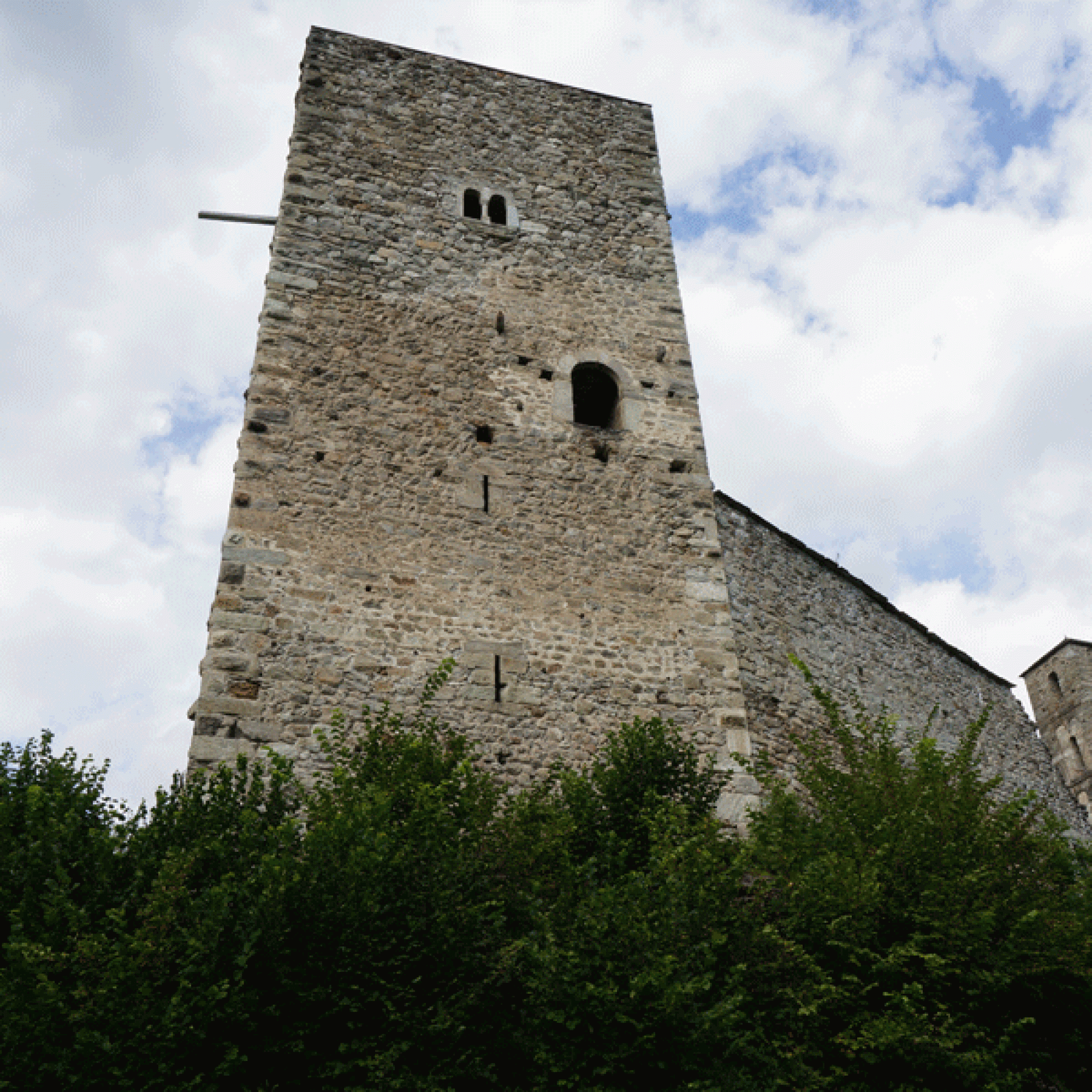 Das frühmittelalterliche Jörgenberg ist die grösste Burganlage der Surselva.