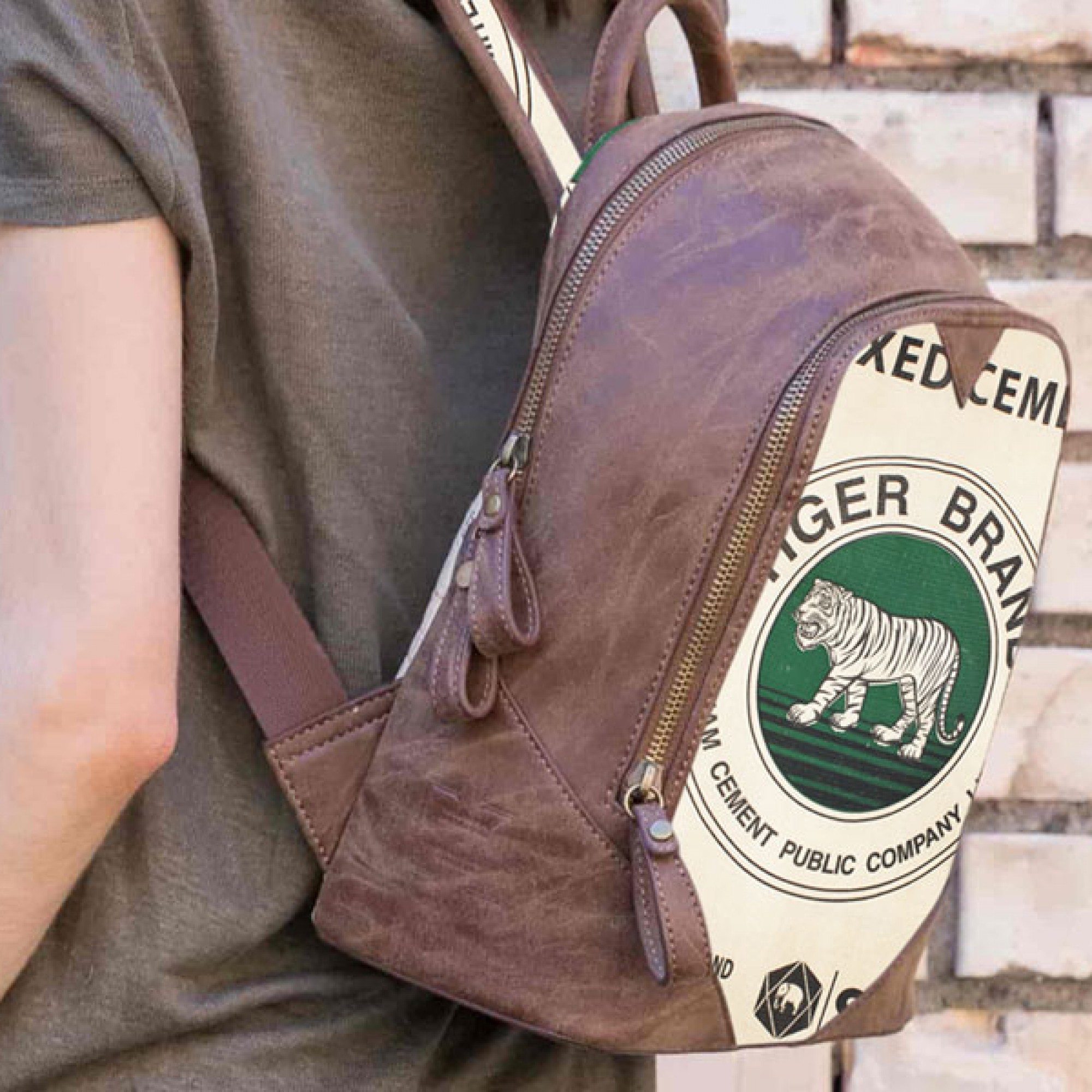 Rucksack aus Zementsack und veganem Leder.