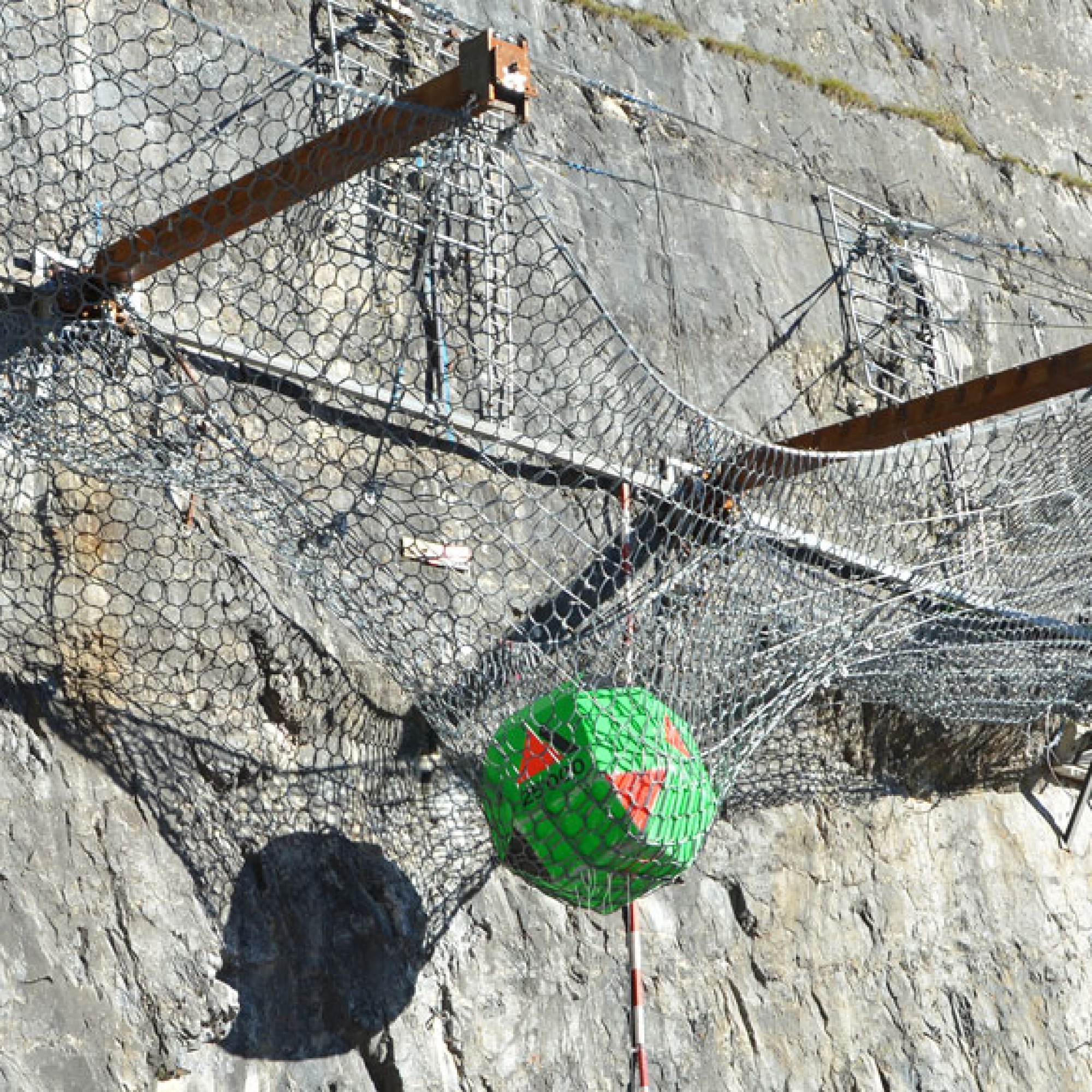 Ein 25 Tonnen schwerer Betonblock wurde aus 42 Metern Höhe auf eine Steinschlagbarriere abgeworfen. 