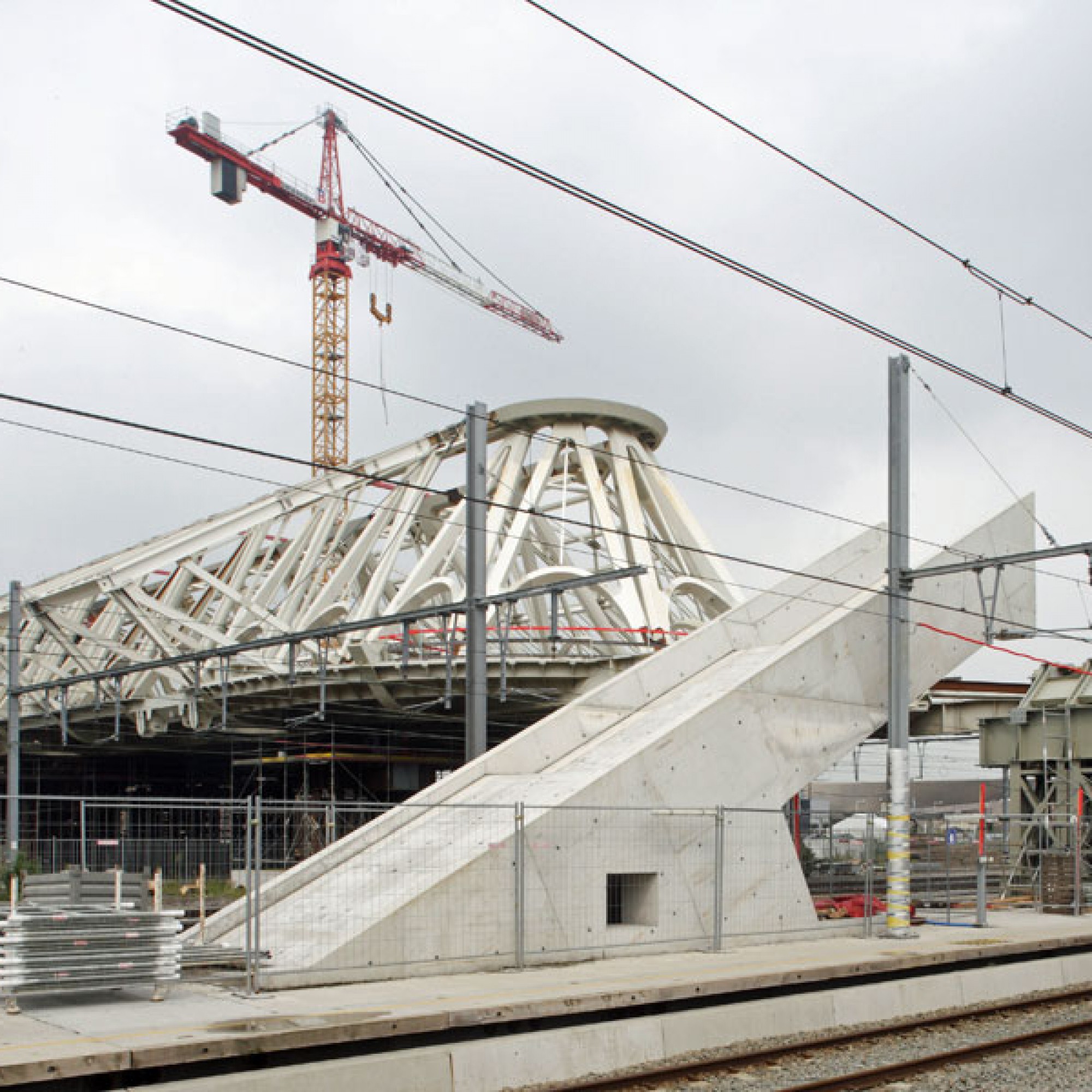 So sieht die Halle vom Bahnsteig her aus. Die Betonschrägen sind die Rohbauten der künftigen Treppen und Rolltreppen. 