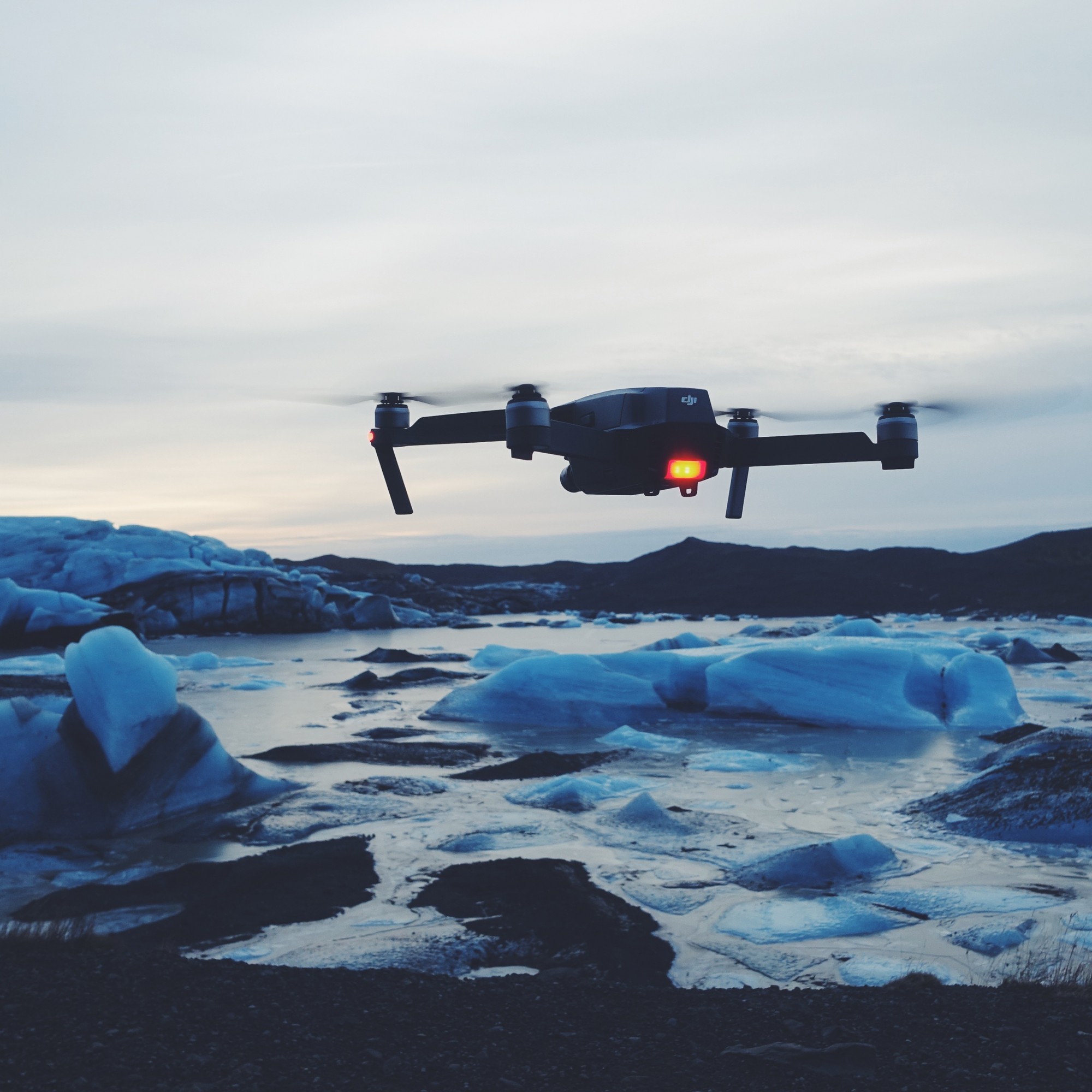 Eine Drohne über dem Eis, Symbolbild.