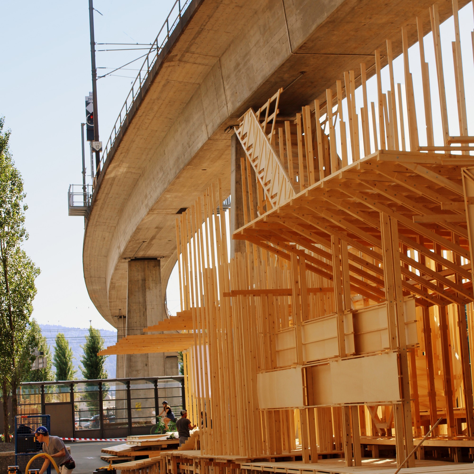 Die Holzstruktur unter dem Viadukt:  In der Mitte der Konstruktion befindet sich  die Treppe ins «Nichts».