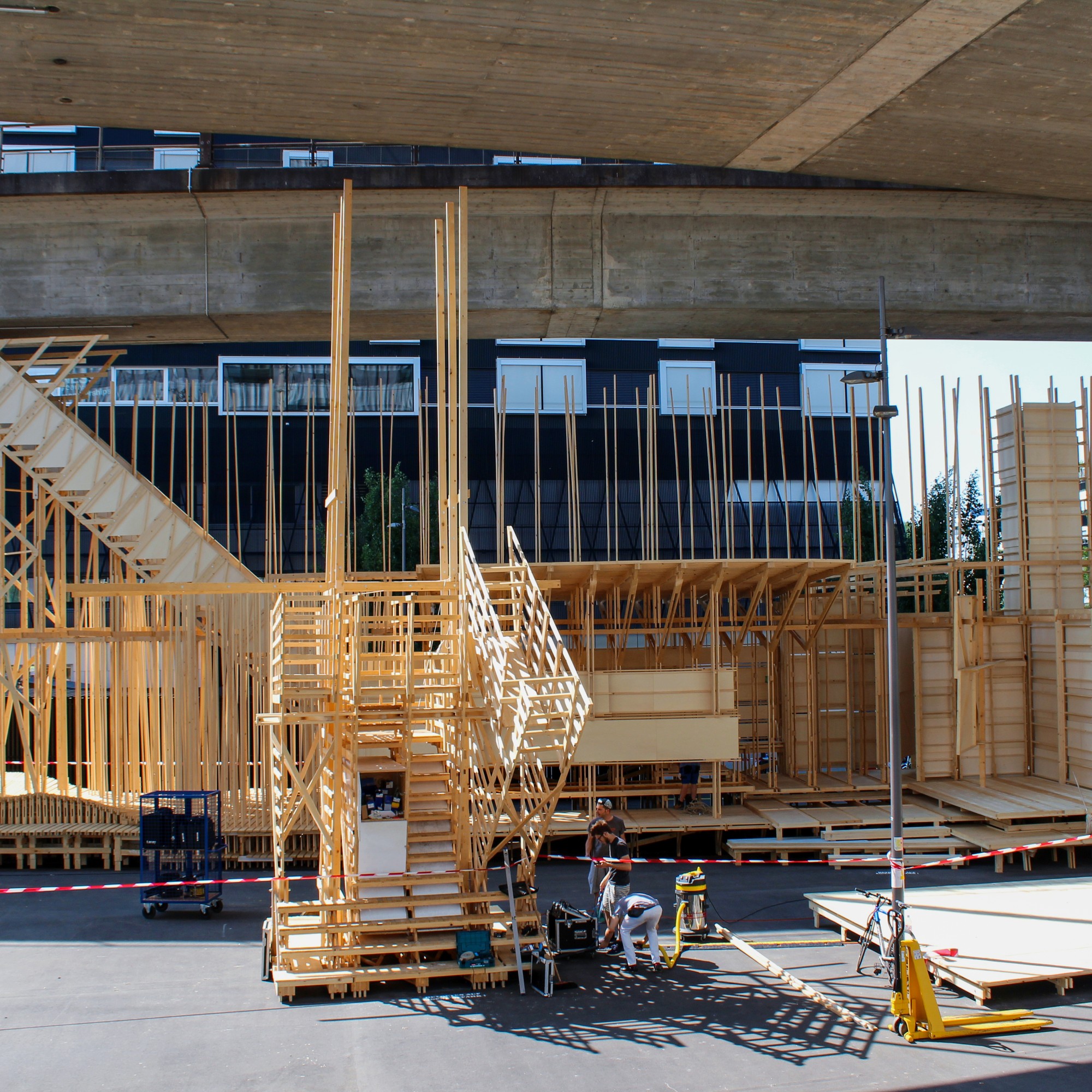 Der Mittelteil der rund 50 Meter langen  Holzkonstruktion «House 2» unter dem Viadukt beim Toni-Areal in Zürich.