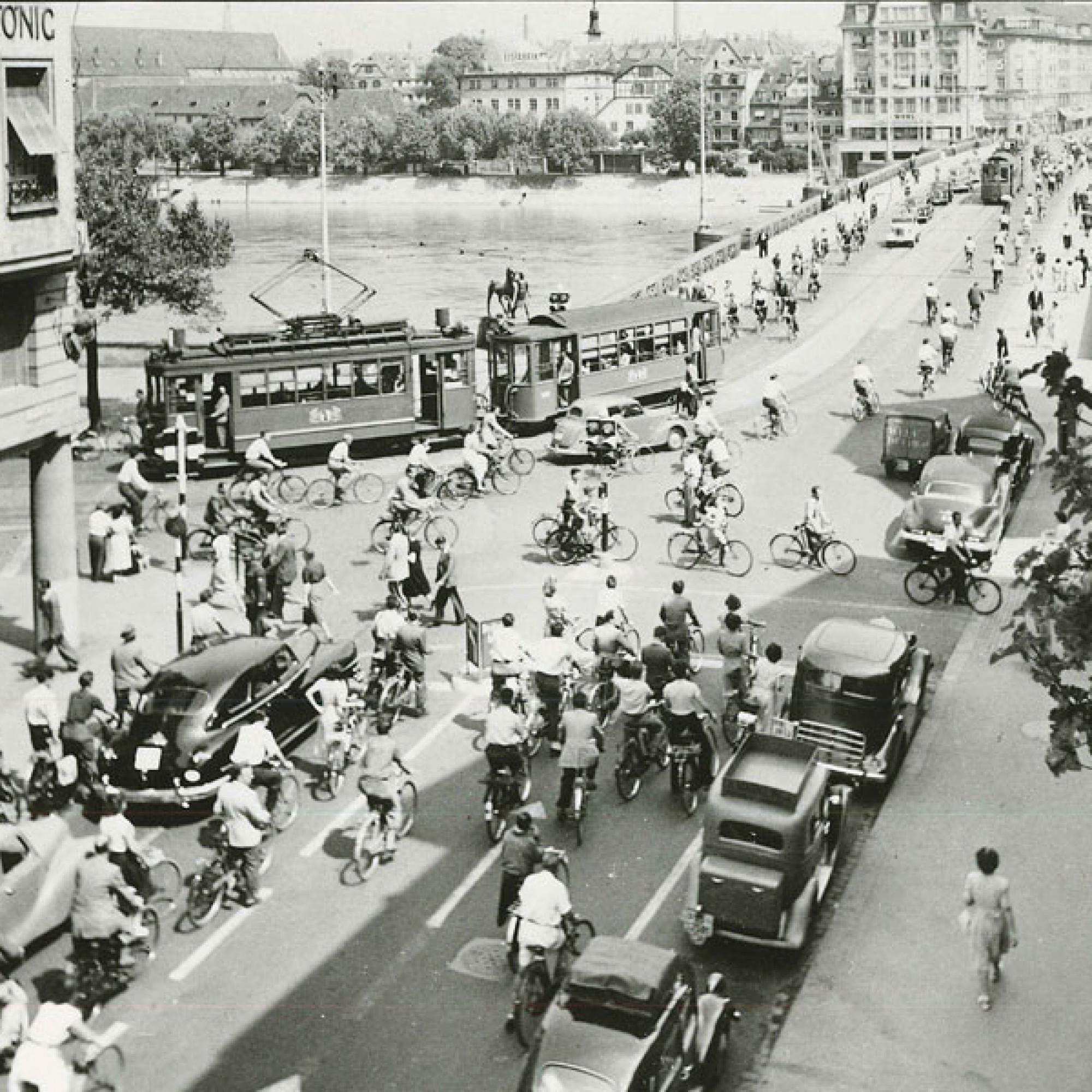 Die erste Lichtsignalanlage in Basel  bei der Schifflände 1950. 