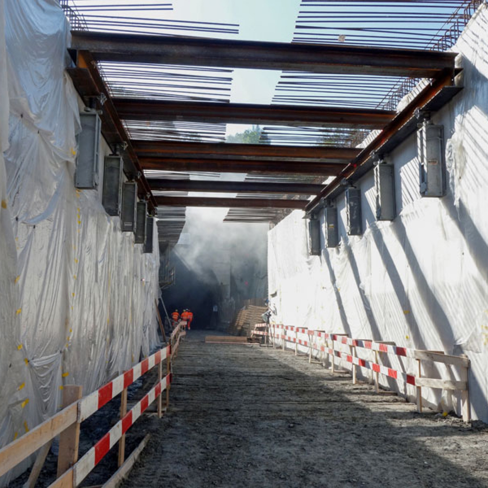 Rückblick im Oktober 2016: Der Tunnel kurz nach einer Sprengung – aus dem Durchgang dringt noch Rauch, während die Mineure schon den Erfolg des Abschlags kontrollieren.