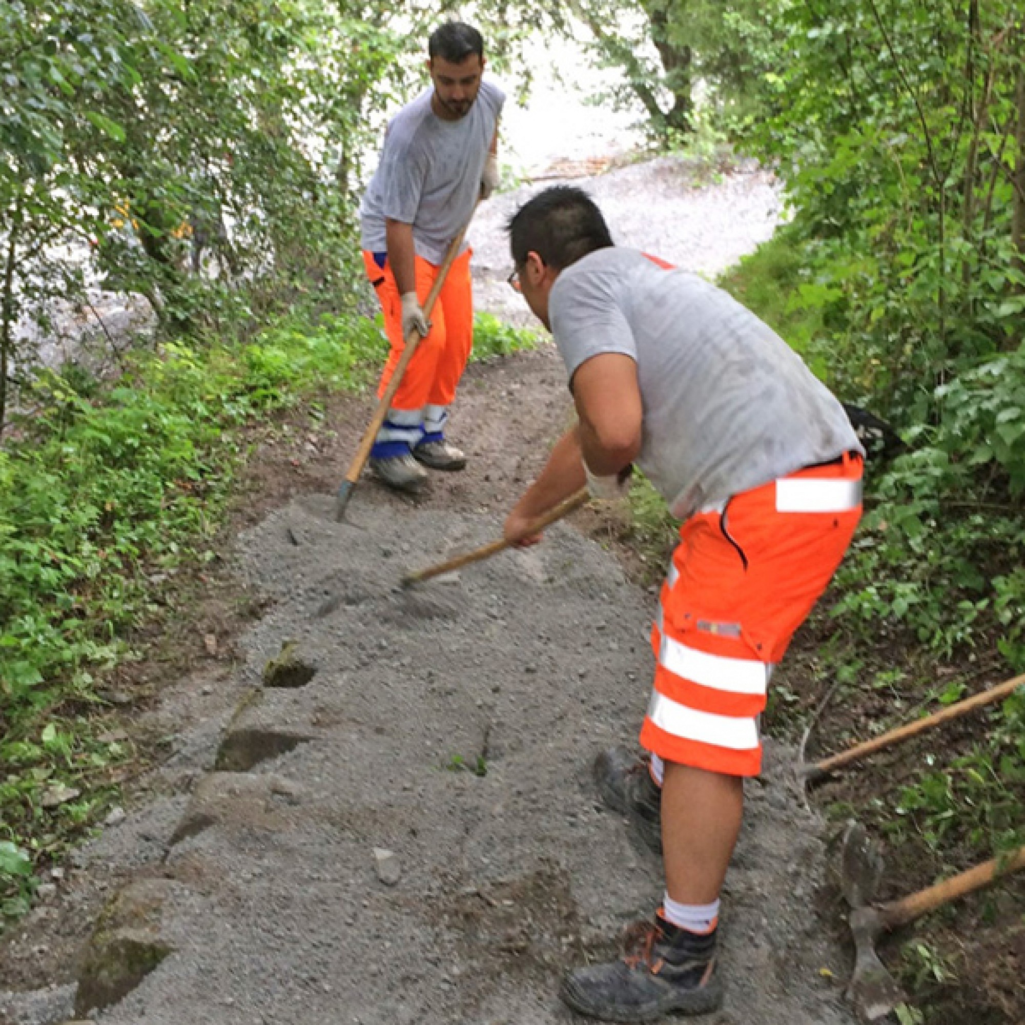 Noch Kies harken, dann kann dieser Abschnitt des Wanderweges der Öffentlichkeit übergeben werden.