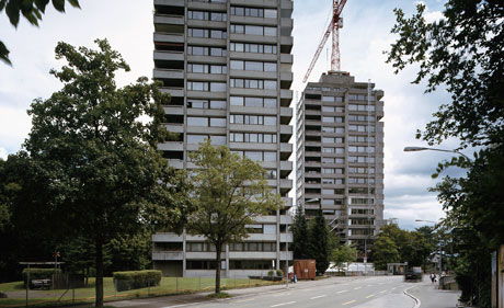 Baustelle Siedlung „Sihlweid“, Leimbach: Bei insgesamt 170 Wohnungen werden neue hochgedämmte Fenster montiert. In einem zweiten Schritt wird die Fassade mit vorgehängten Photovoltaik-Modulen umhüllt.