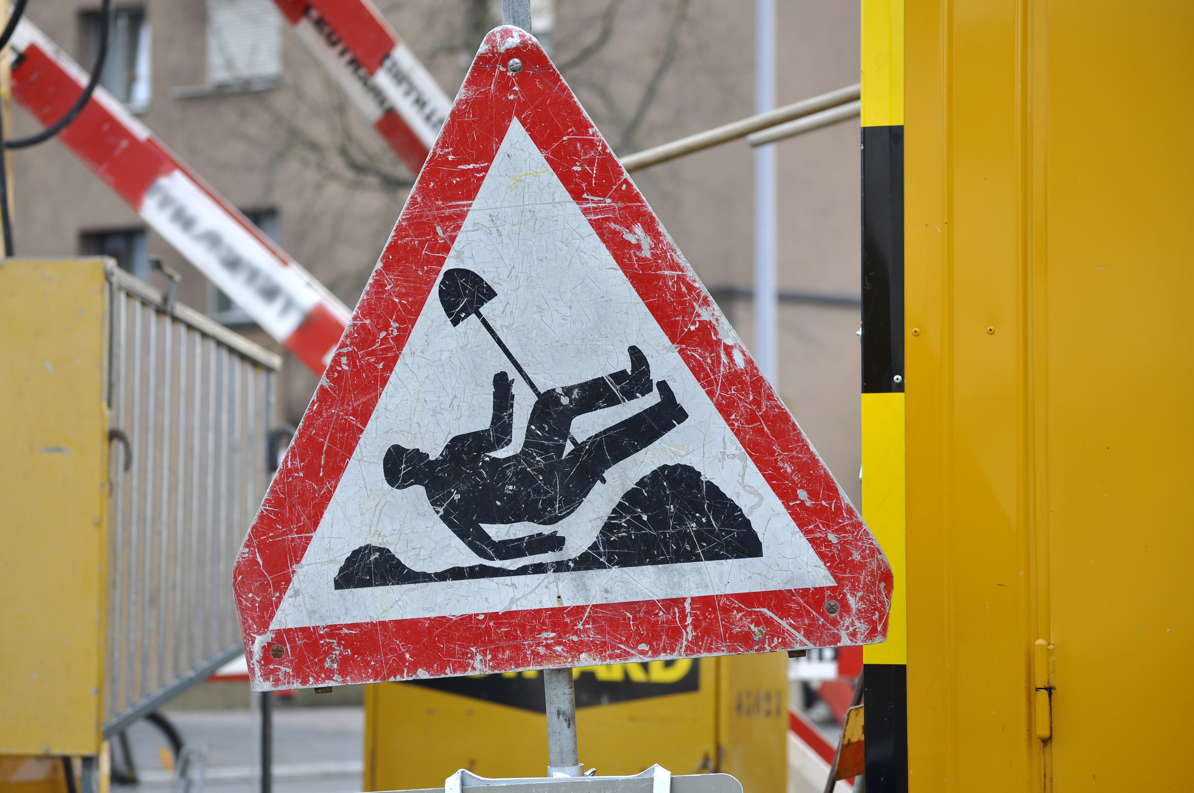 Strassentafel mit umgefallenem Bauarbeiter