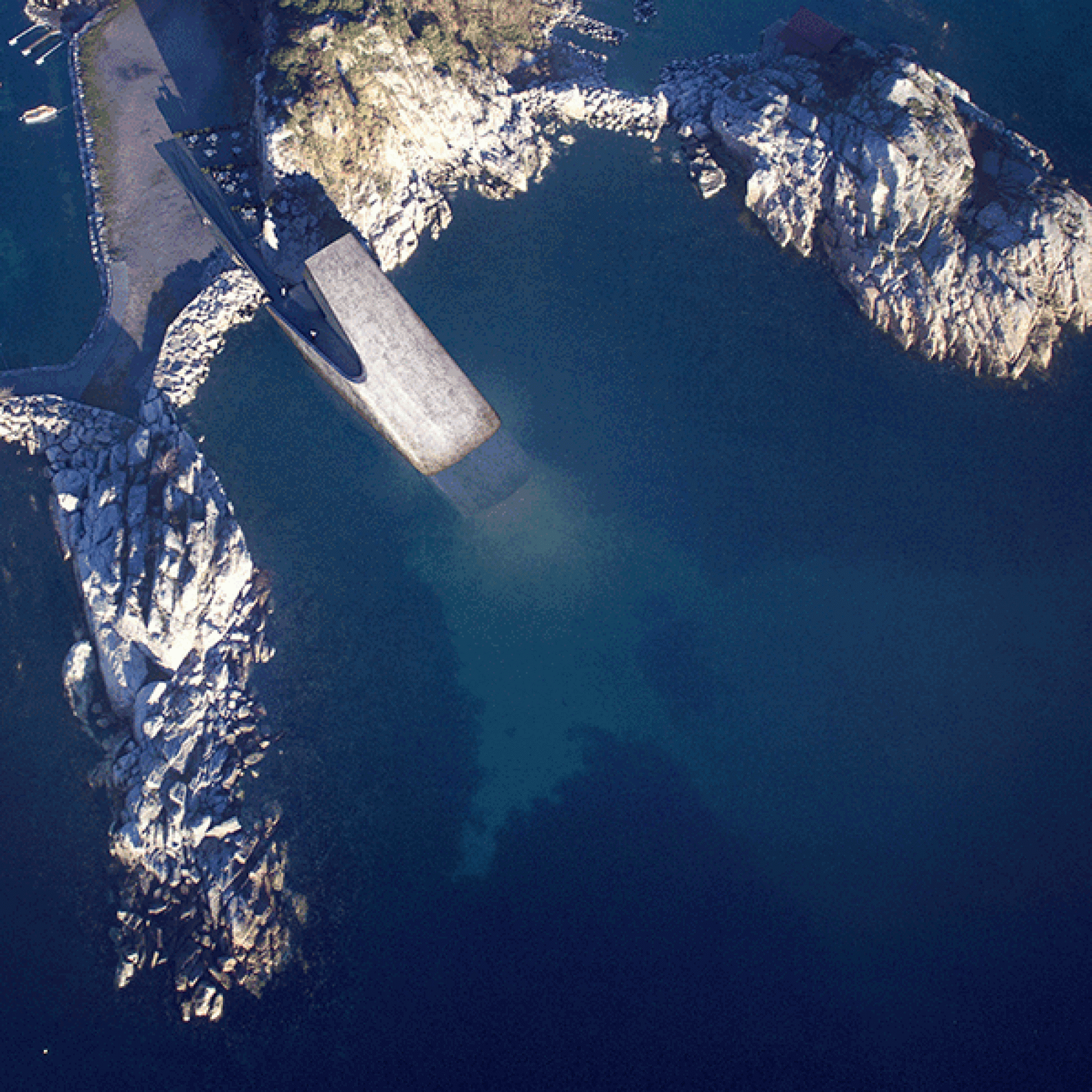 Nach und nach soll es mit de Landschaft verschmelzen, in dem sich an seinen Aussenwänden unter Wasser Muscheln niederlassen.