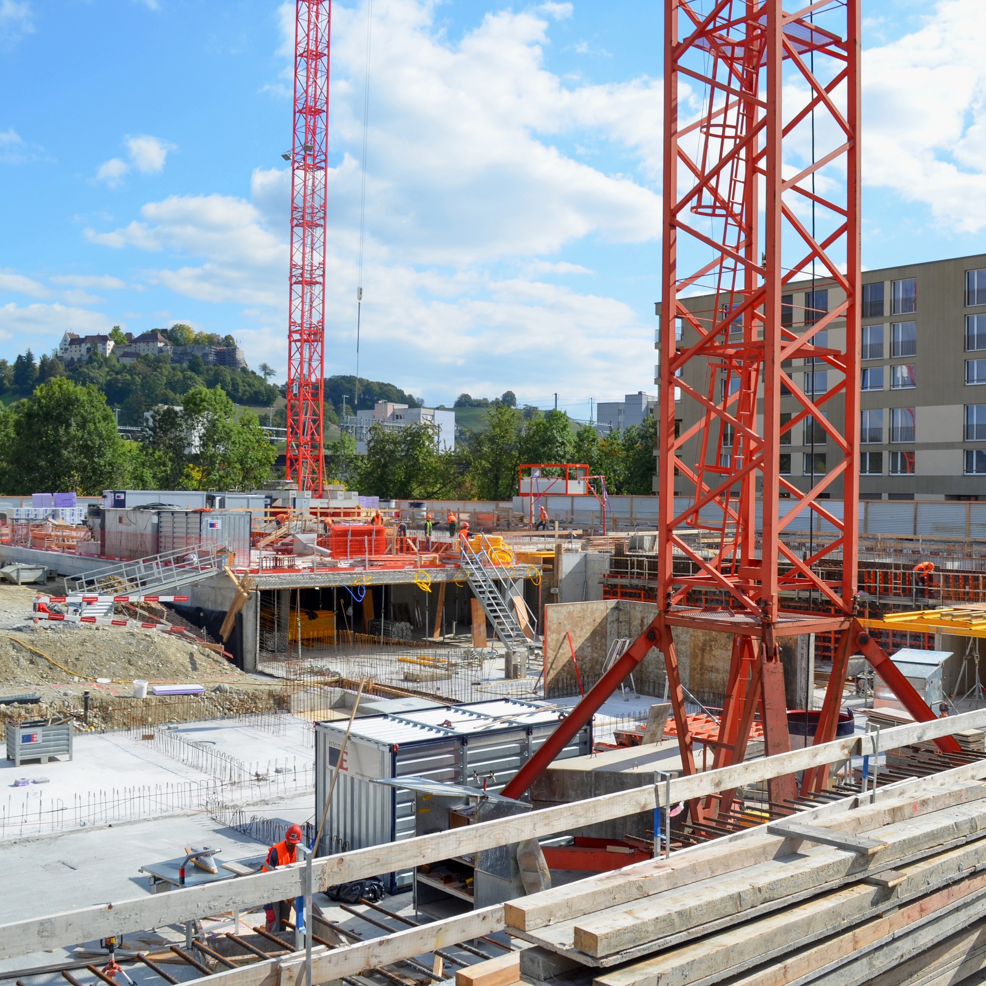 Nach wie vor boomt der Wohnungsbau in der Region Lenzburg. Auch die Nähe zu Zürich und Aarau macht den Ort zu einer bevorzugten Wohngegend. Allerdings erhöhte sich bei Einfamilienhäusern die Leerstandsquote.