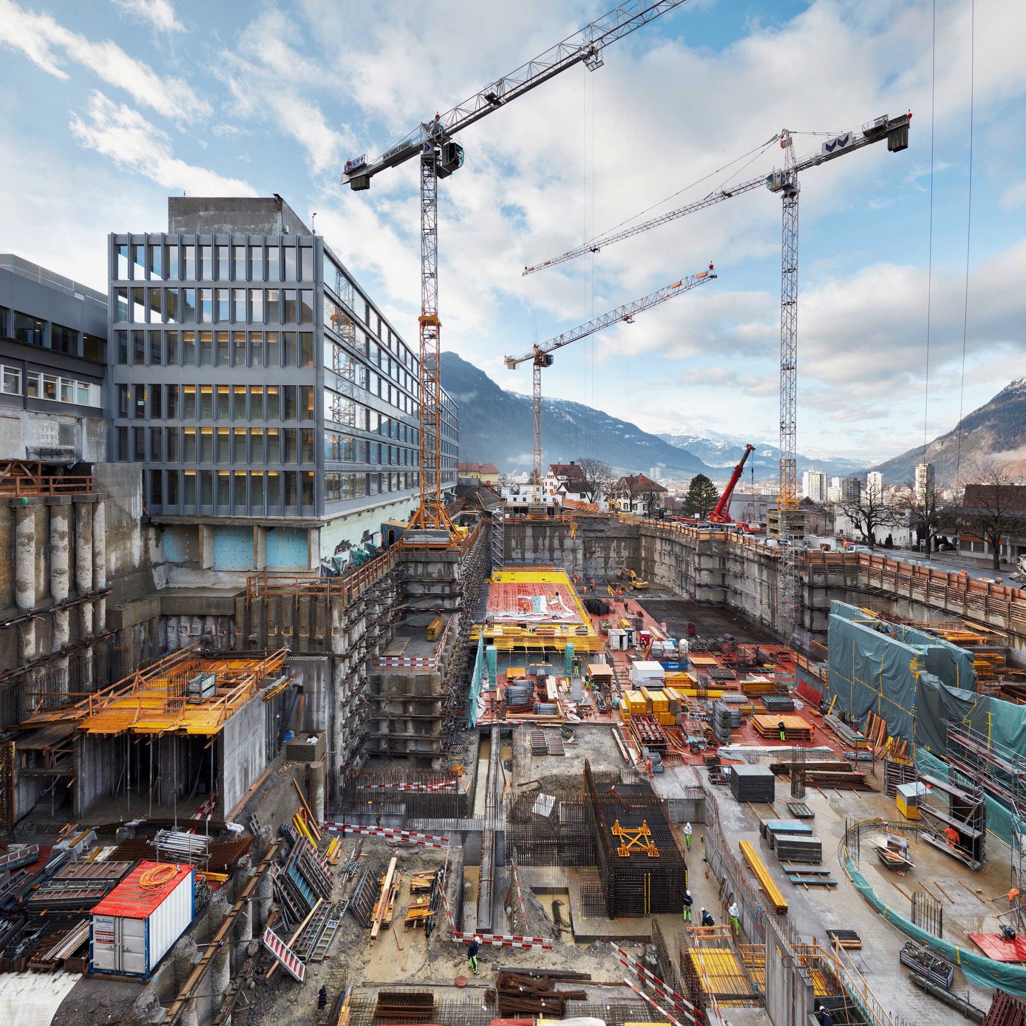 In Chur wächst der 400 Millionen Franken teure, 136 Meter lange und 25 Meter hohe Neubau beim Kantonsspital Graubünden heran.