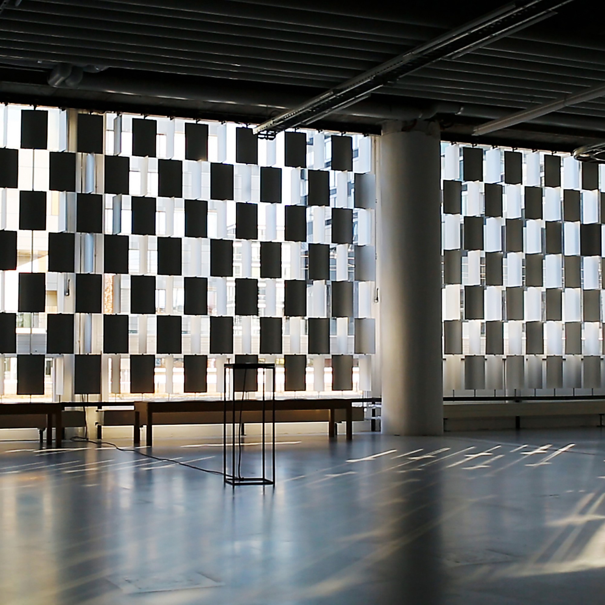 Die kinetische Installation Slow Screen an der Fensterfassade des Museum of Digital Art in Zürich ermöglicht eine präzise Kontrolle der Lichtverhältnisse im Inneren des Gebäudes.