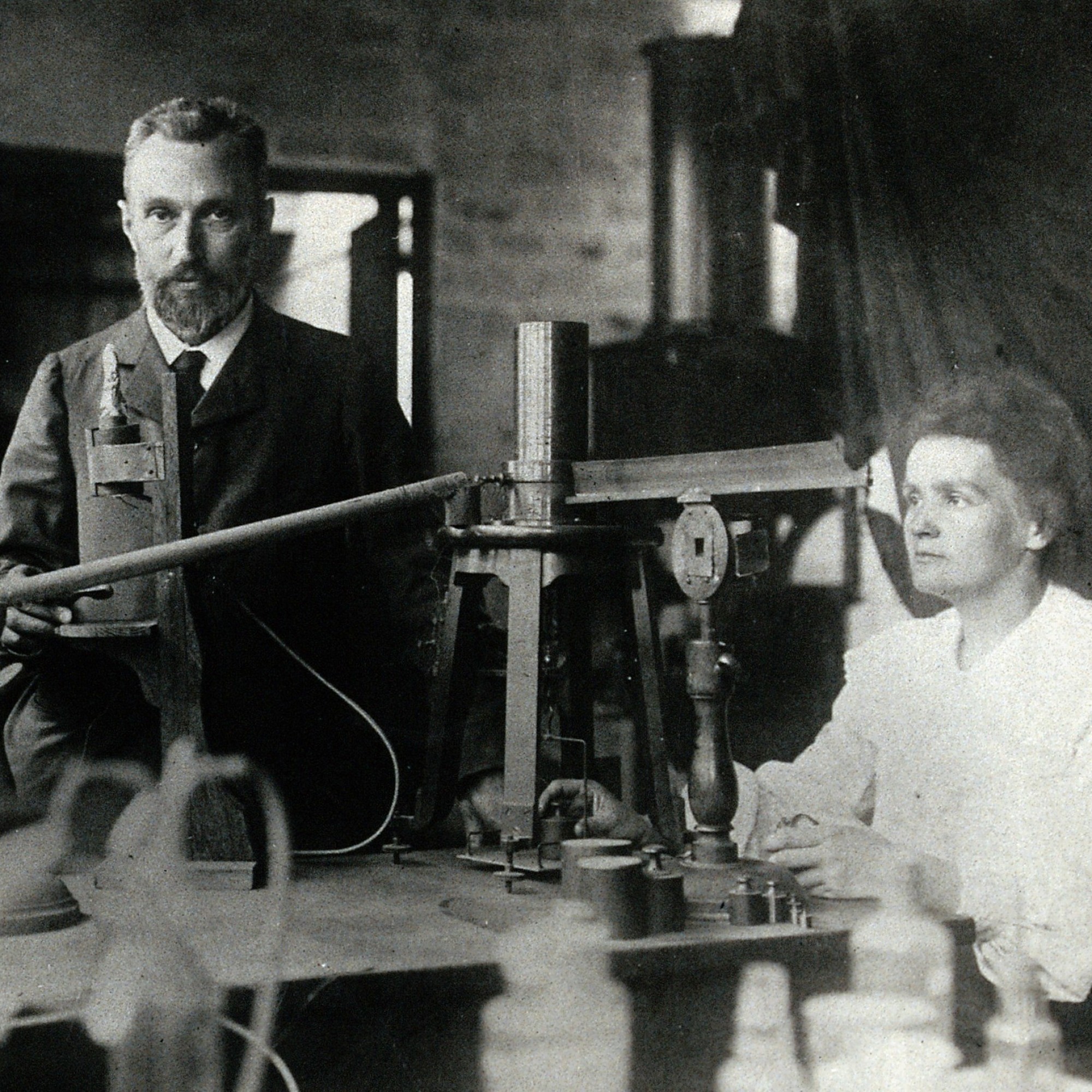 Pierre und Marie Curie in ihrem Laboratorium in der Rue Cuvier, zirka 1904.
