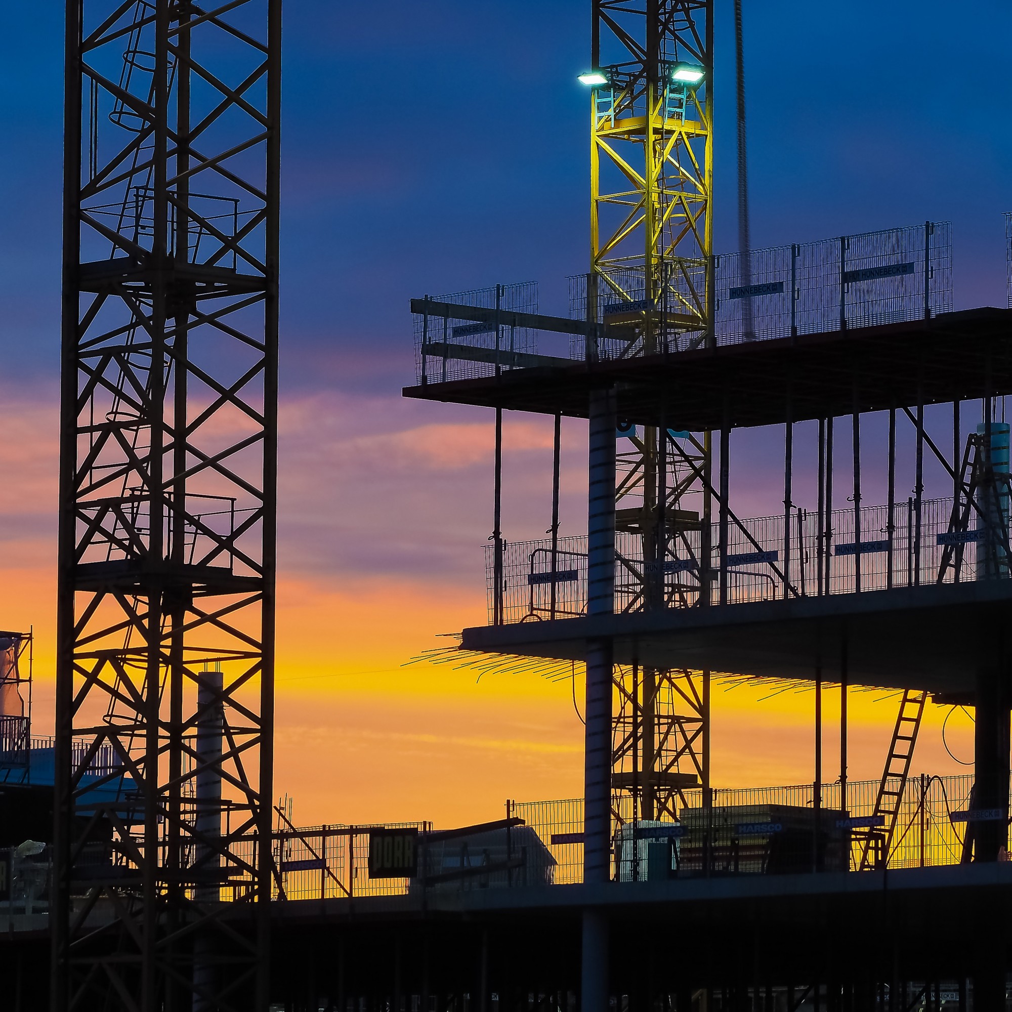 Baustelle in der Abenddämmerung.