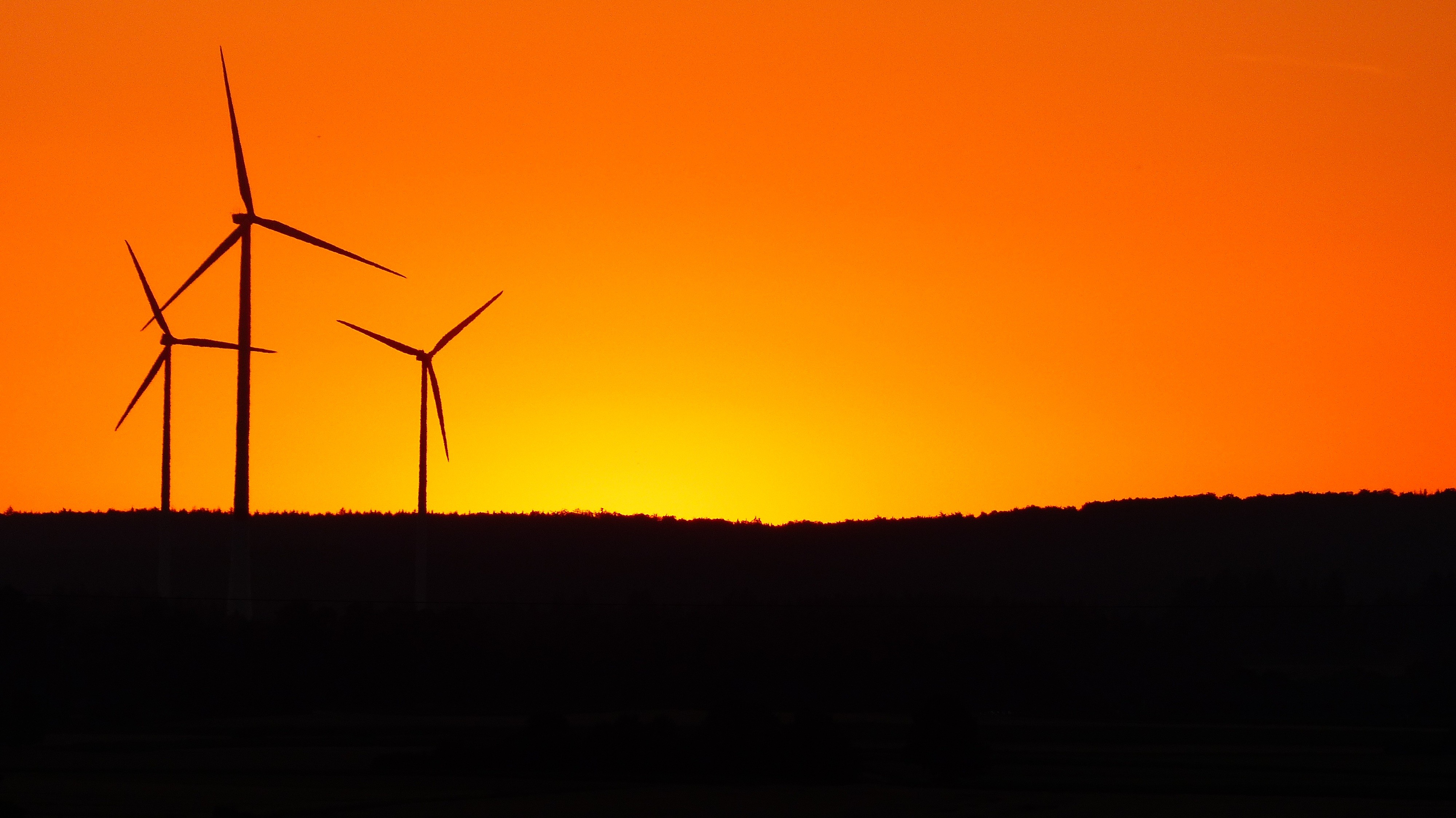 Windräder im Abendrot, Symbolbild.