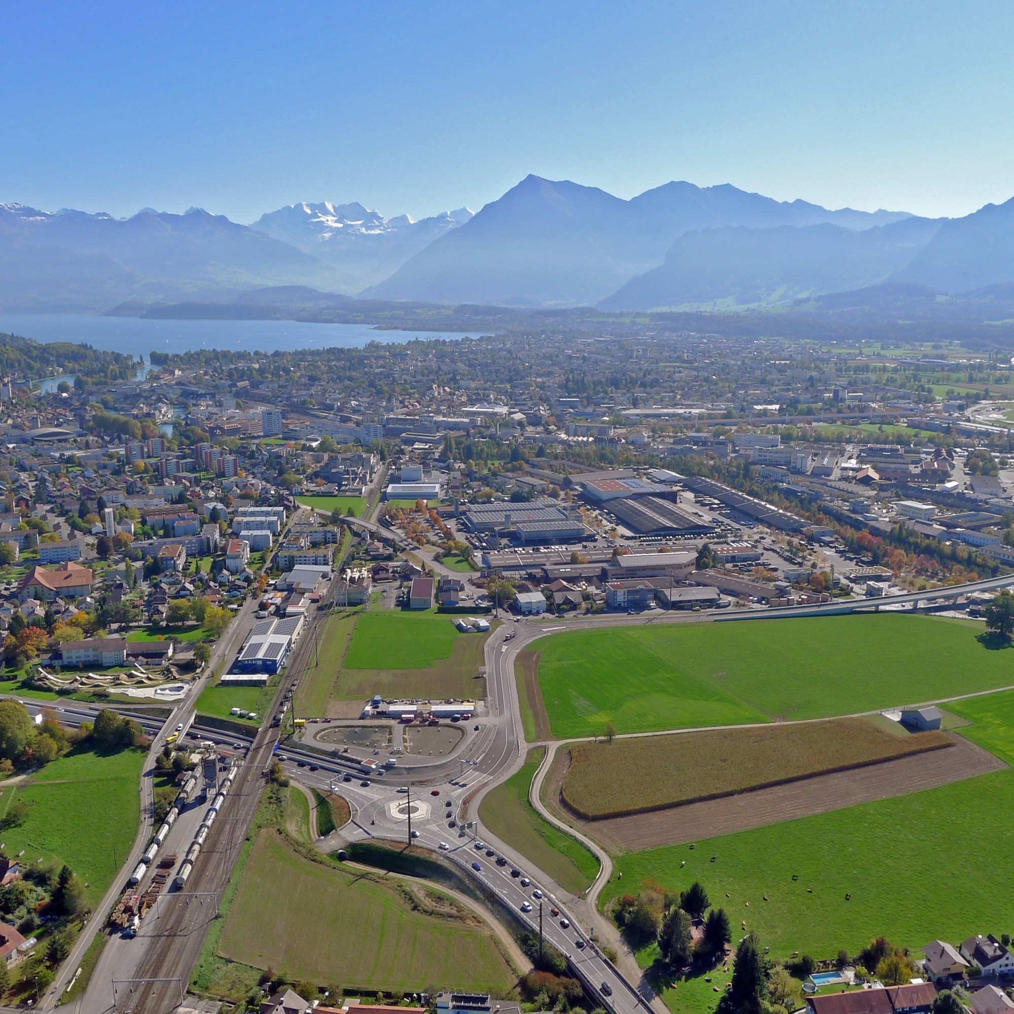 Bypass Thun Nord mit Alpenbrücke und Turbokreisel Glättimüli. 