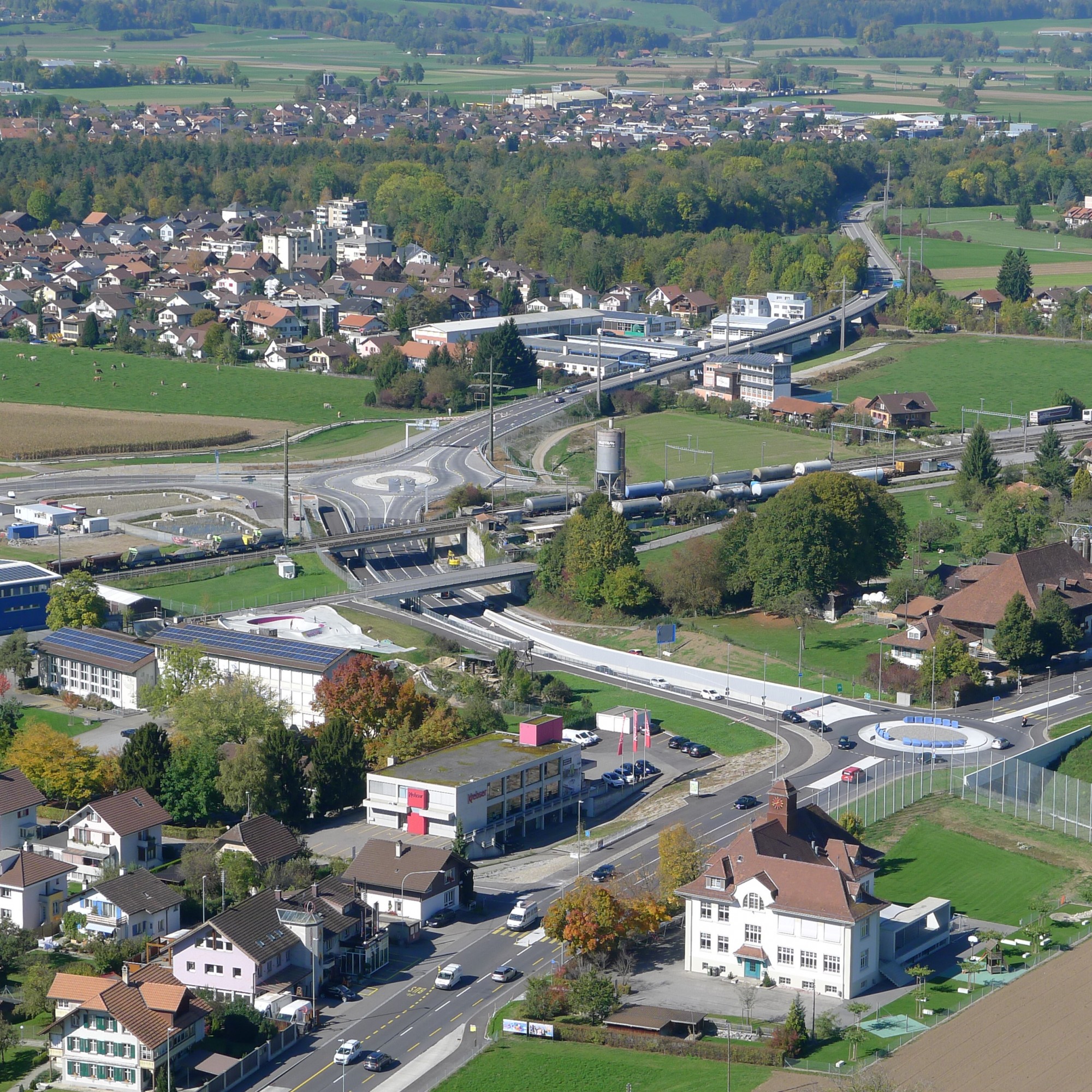 Der Autobahnzubringer Steffisburg mit dem Turbokreisel Glättimüli und dem Kreisel Bernstrasse.