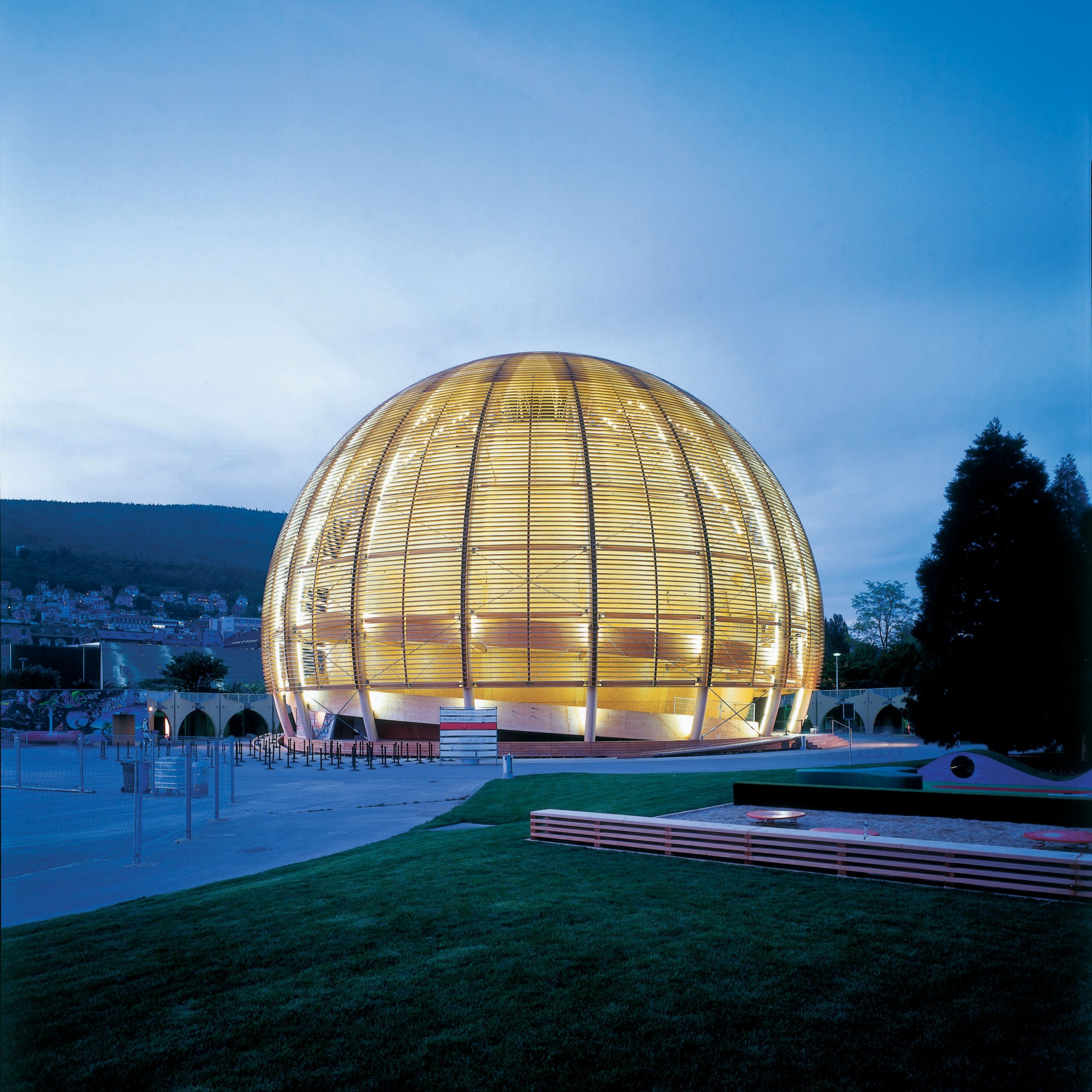 Palais de l'Equilibre, Neuenburg, Temporärbau zur Schweizer Landesausstellung Expo.02 vom Mai bis Oktober 2002; Wiederaufbau 2004 im Cern in Genf.