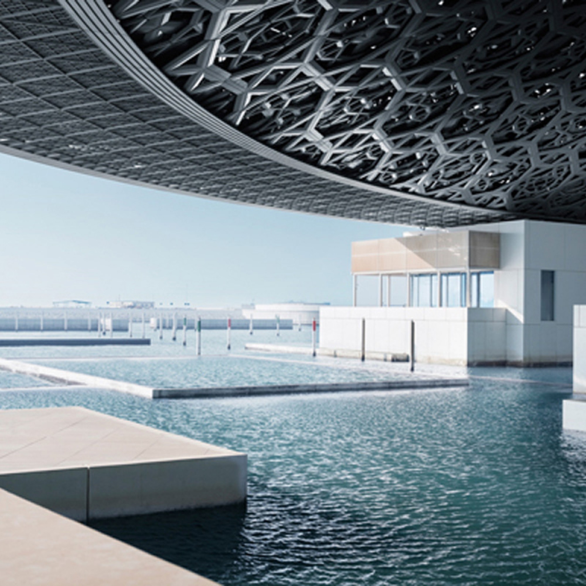 Der Louvre Abu Dhabi nimmt mit den Wasserflächen Bezug zum nahen Meer.