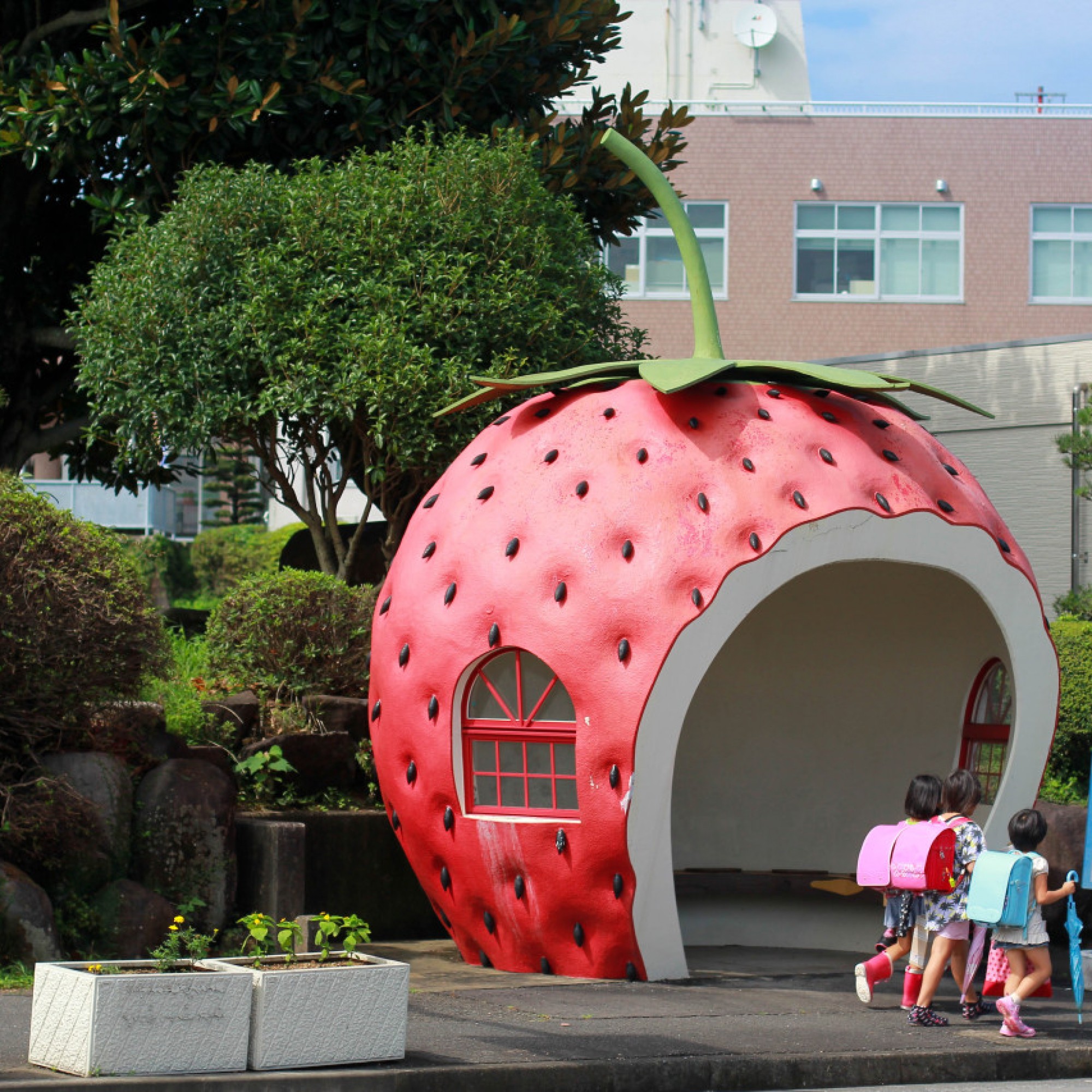Eine Erdbeeren-Busstation.