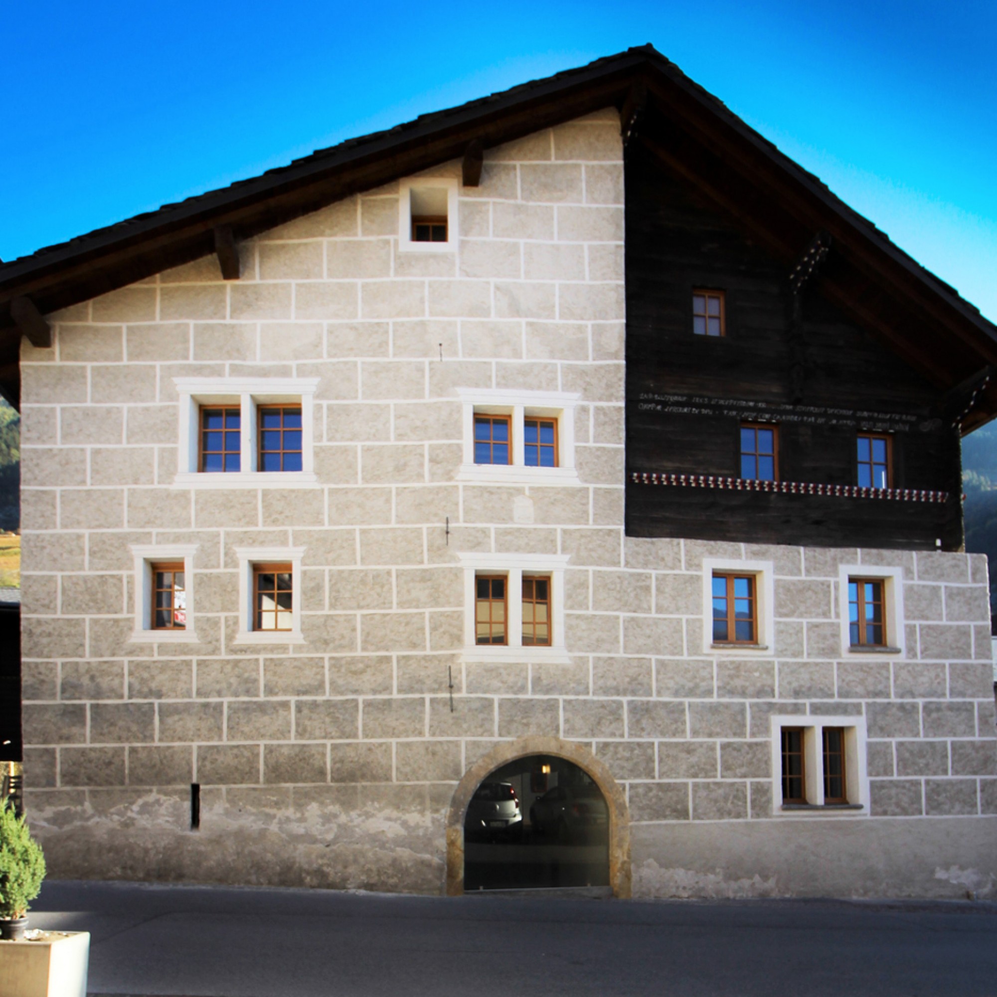 Aussenansicht des Château de Réchy in Réchy VS.