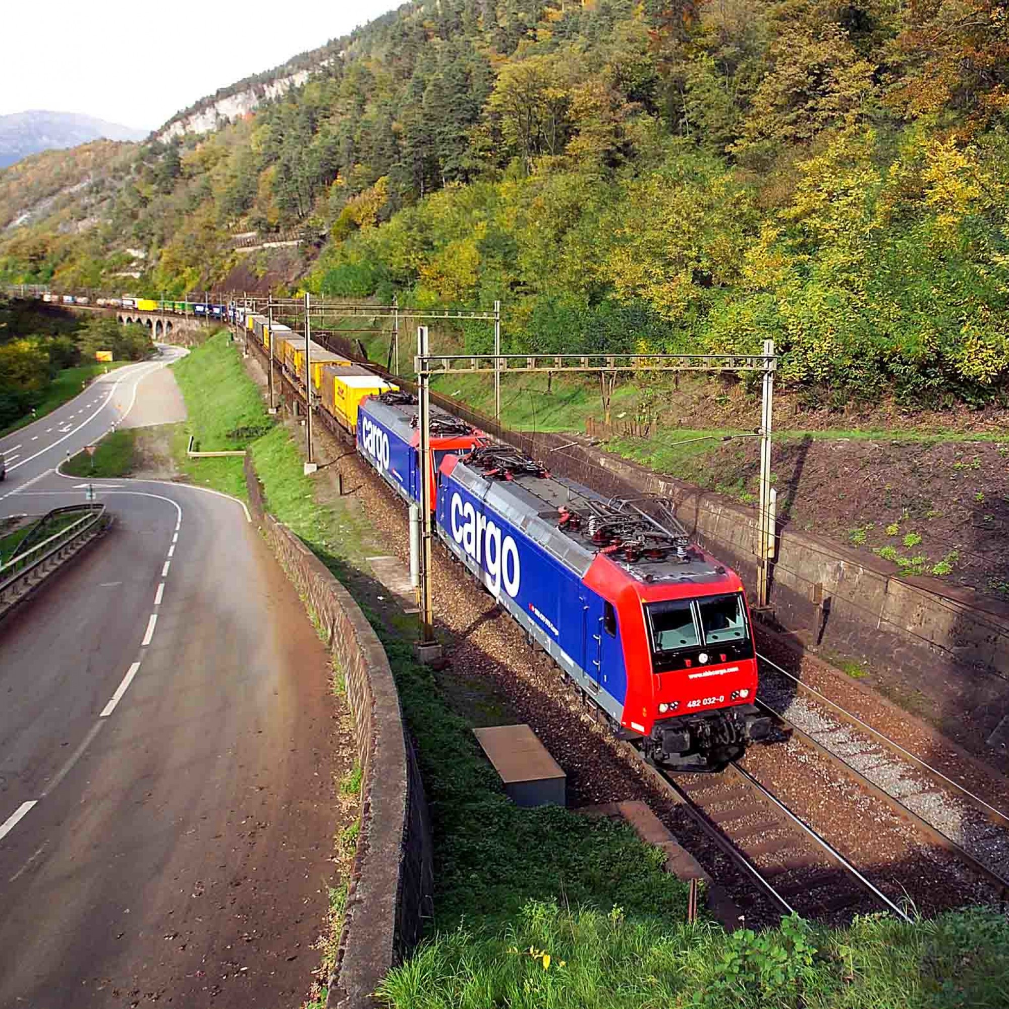 Kombinierter Verkehr oberhalb von Lavorgo TI.